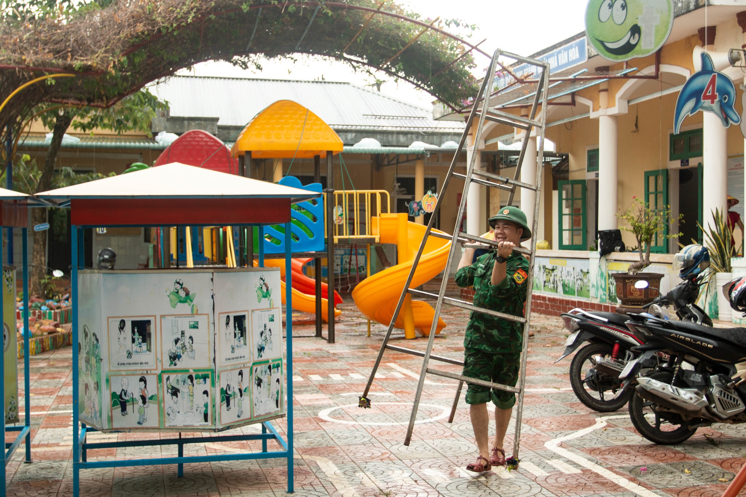 Bão số 5: Bộ đội biên phòng cùng cô giáo nỗ lực chằng chống trường lớp- Ảnh 3. Bão số 5: Bộ đội biên phòng cùng cô giáo nỗ lực chằng chống trường lớp- Ảnh 3.
