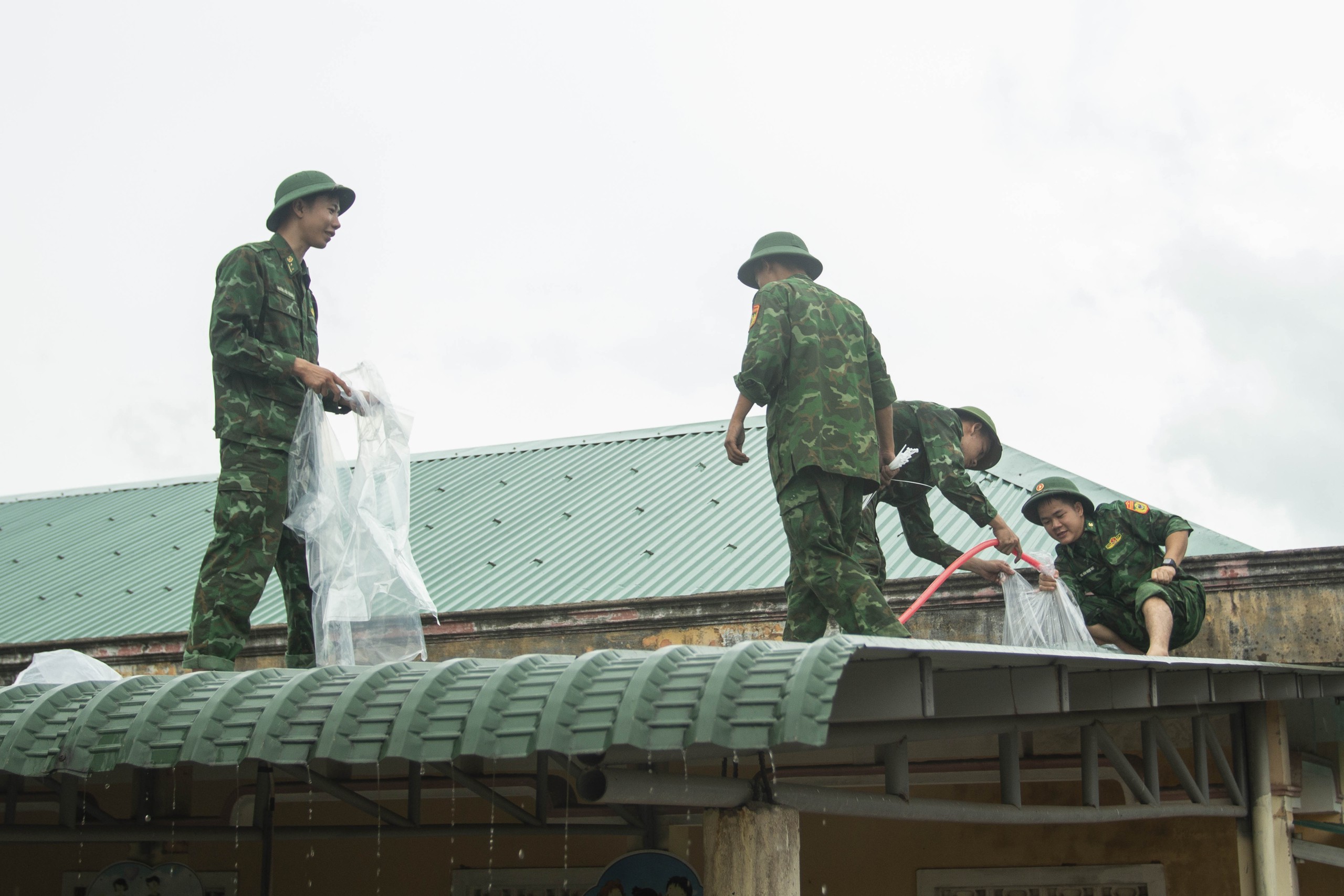 Bão số 5: Bộ đội biên phòng cùng cô giáo nỗ lực chằng chống trường lớp- Ảnh 5. Bão số 5: Bộ đội biên phòng cùng cô giáo nỗ lực chằng chống trường lớp- Ảnh 5.