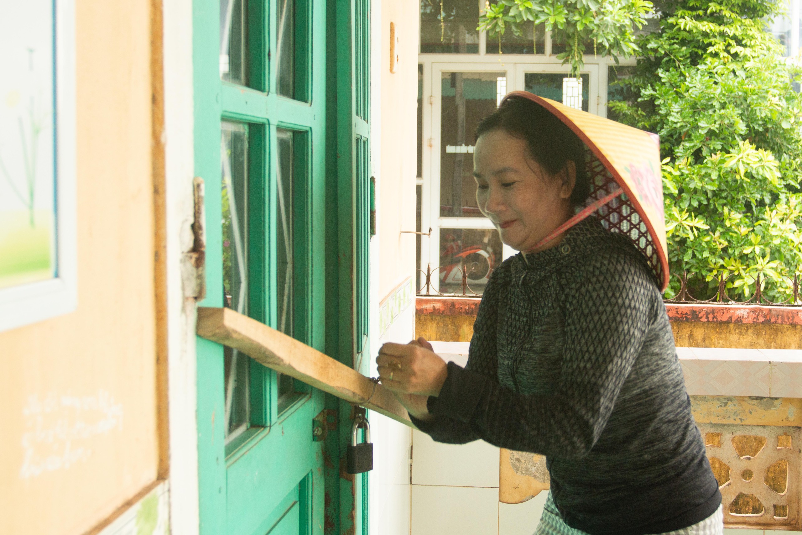 Bão số 5: Bộ đội biên phòng cùng cô giáo nỗ lực chằng chống trường lớp- Ảnh 2. Bão số 5: Bộ đội biên phòng cùng cô giáo nỗ lực chằng chống trường lớp- Ảnh 2.