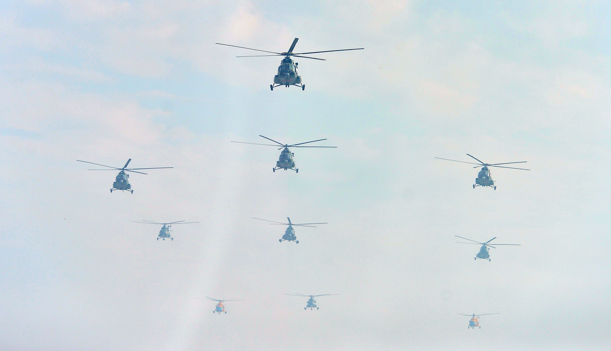 'Hổ mang chúa' Su30-MK2 nhào lộn trên quảng trường Ba Đình- Ảnh 1. 'Hổ mang chúa' Su30-MK2 nhào lộn trên quảng trường Ba Đình- Ảnh 1.