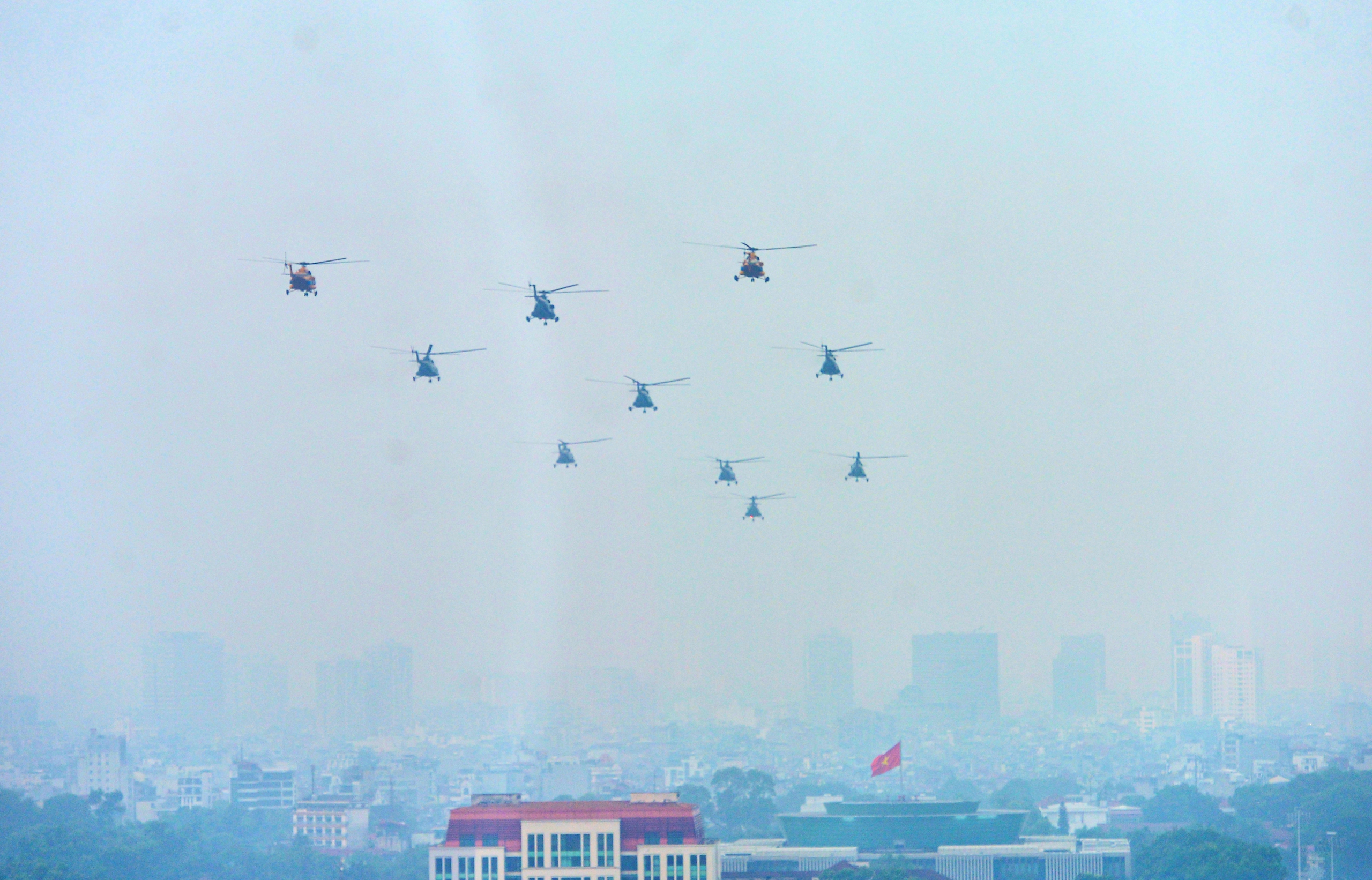 'Hổ mang chúa' Su30-MK2 nhào lộn trên quảng trường Ba Đình- Ảnh 6. 'Hổ mang chúa' Su30-MK2 nhào lộn trên quảng trường Ba Đình- Ảnh 6.