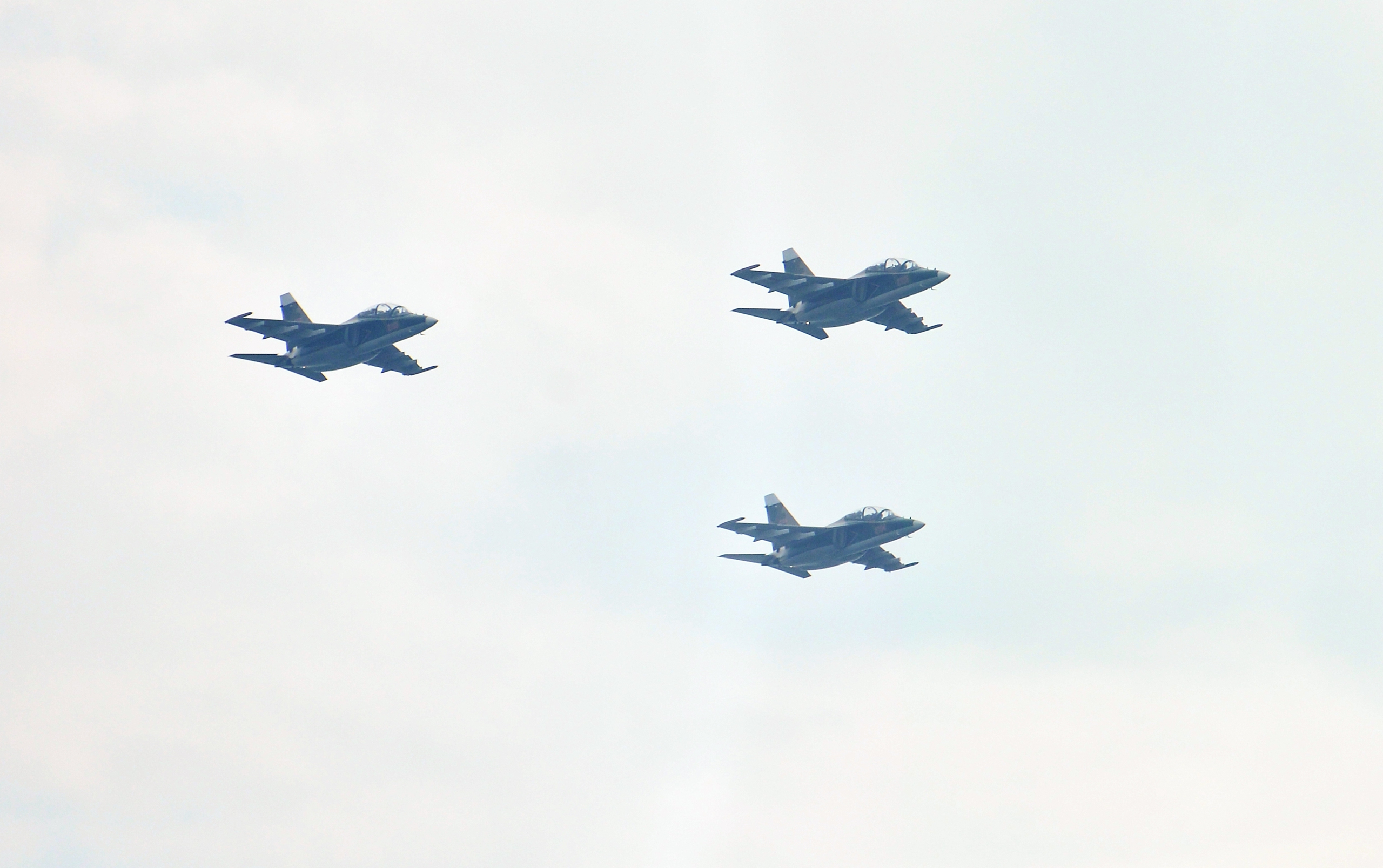'Hổ mang chúa' Su30-MK2 nhào lộn trên quảng trường Ba Đình- Ảnh 12. 'Hổ mang chúa' Su30-MK2 nhào lộn trên quảng trường Ba Đình- Ảnh 12.