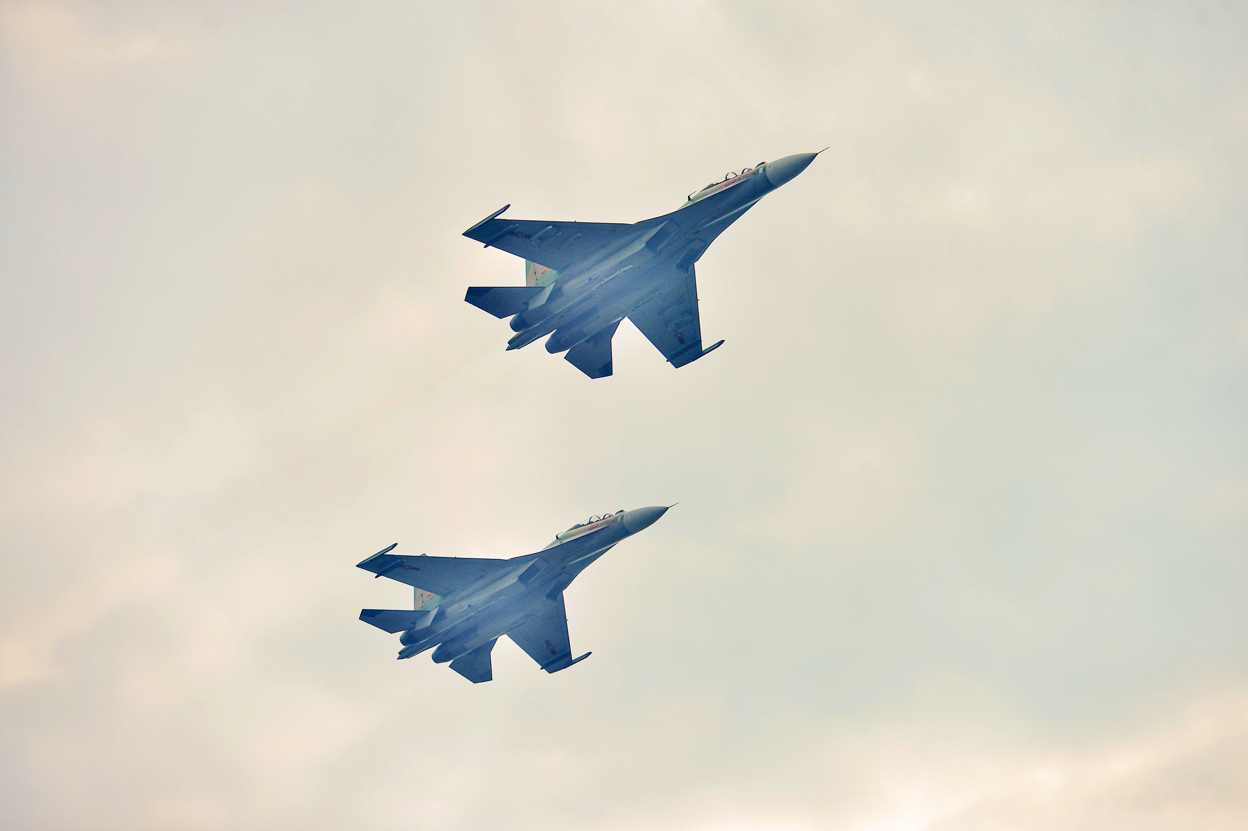'Hổ mang chúa' Su30-MK2 nhào lộn trên quảng trường Ba Đình- Ảnh 20. 'Hổ mang chúa' Su30-MK2 nhào lộn trên quảng trường Ba Đình- Ảnh 20.