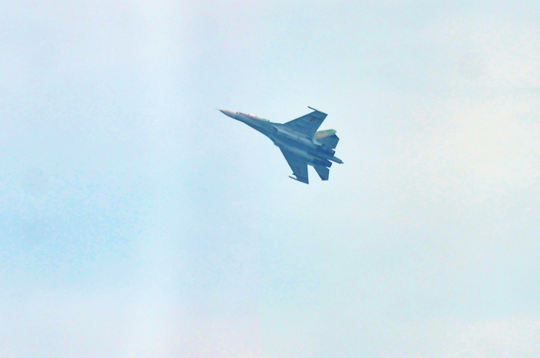 'Hổ mang chúa' Su30-MK2 nhào lộn trên quảng trường Ba Đình- Ảnh 25. 'Hổ mang chúa' Su30-MK2 nhào lộn trên quảng trường Ba Đình- Ảnh 25.