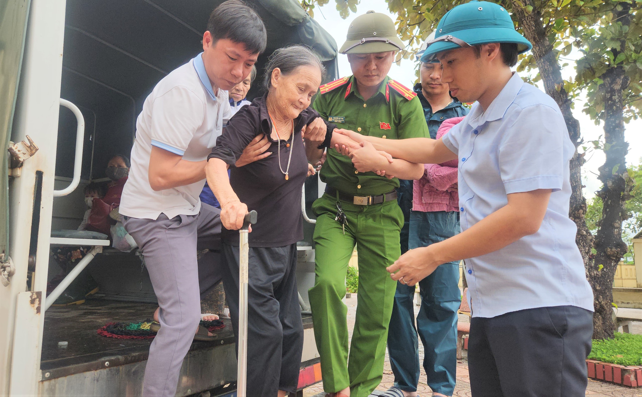 Hà Tĩnh khẩn cấp sơ tán hàng nghìn hộ dân trước bão số 5- Ảnh 9.
