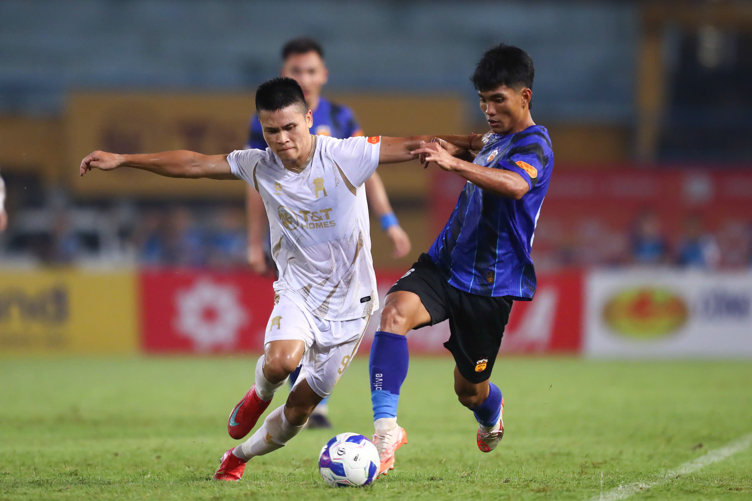 HAGL 'phiên bản 2K' trẻ nhất V-League gây sốc với sự lột xác ngoạn mục- Ảnh 2. HAGL 'phiên bản 2K' trẻ nhất V-League gây sốc với sự lột xác ngoạn mục- Ảnh 2.