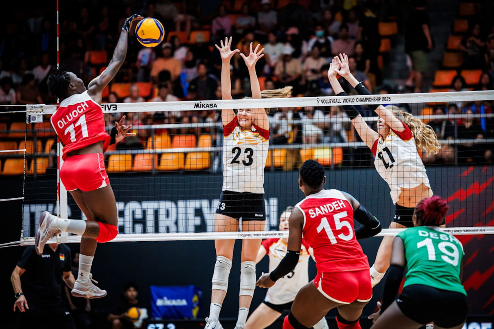 Untuk melaju jauh di turnamen dunia, tim voli putri Vietnam harus menciptakan keajaiban melawan 'kakak besar' ini...- Foto 1. Muốn đi sâu giải thế giới, bóng chuyền nữ Việt Nam phải tạo kỳ tích trước ‘chị đại’ này…- Ảnh 1.