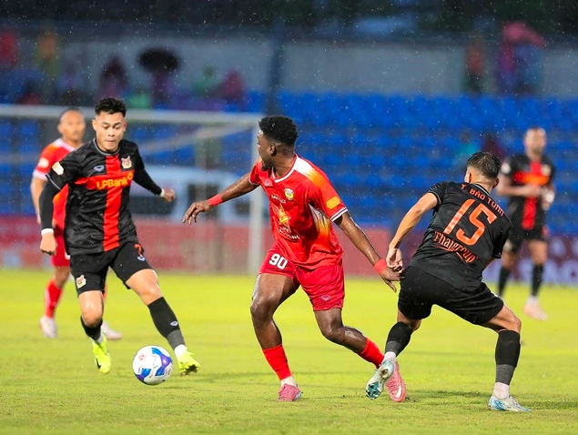 Trenér Kim Sang-sik se osobně zúčastnil zápasu s Ninh Binh a povolal Duc Chiena, aby nahradil Doan Ngoc Tan? - Foto 1. HLV Kim Sang-sik đích thân dự khán trận Ninh Bình, gọi Đức Chiến thay Doãn Ngọc Tân? - Ảnh 1.
