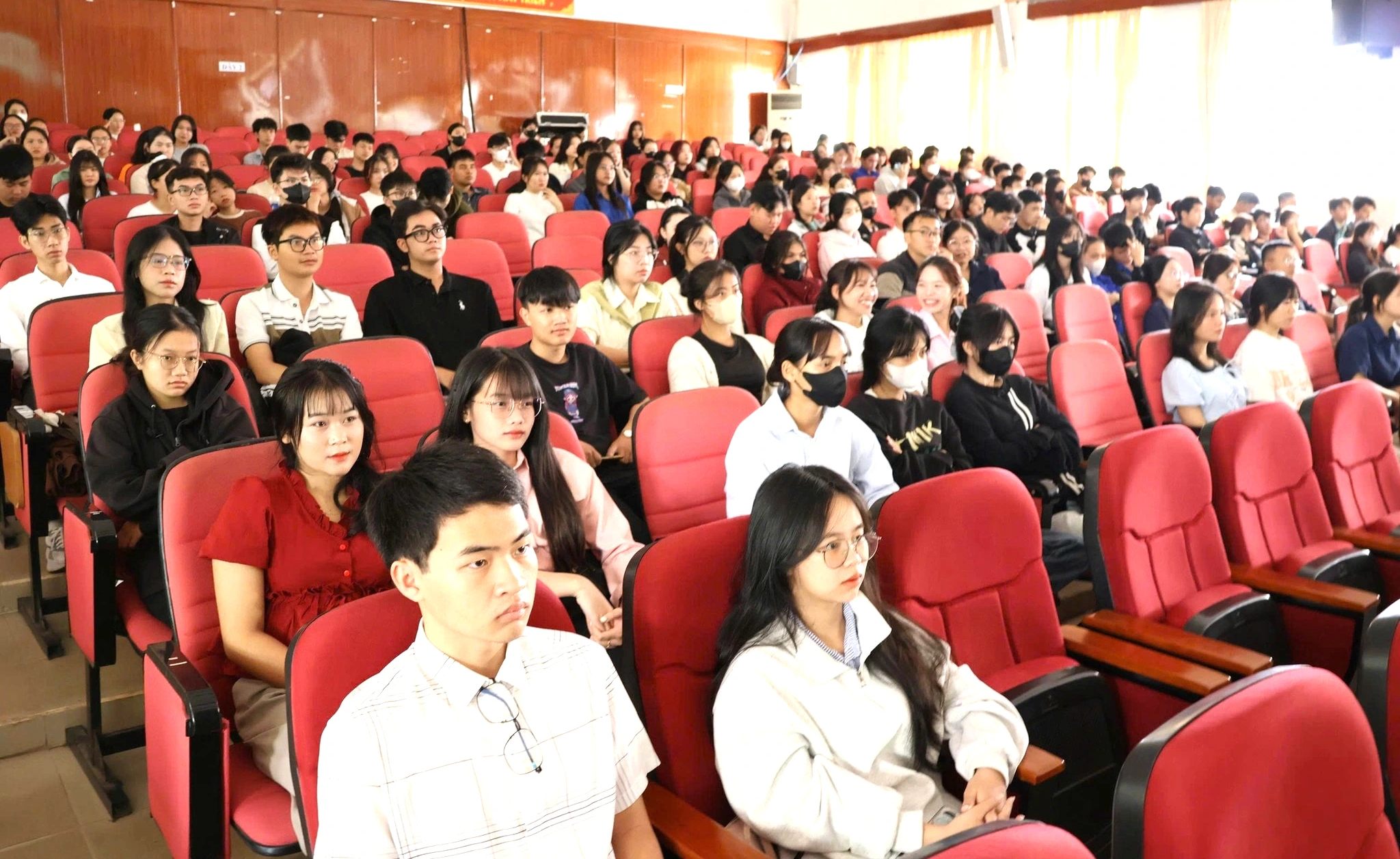 Trường ĐH nói gì khi điểm chuẩn ngành y khoa thấp hơn cả ngành điều dưỡng? - Ảnh 1.