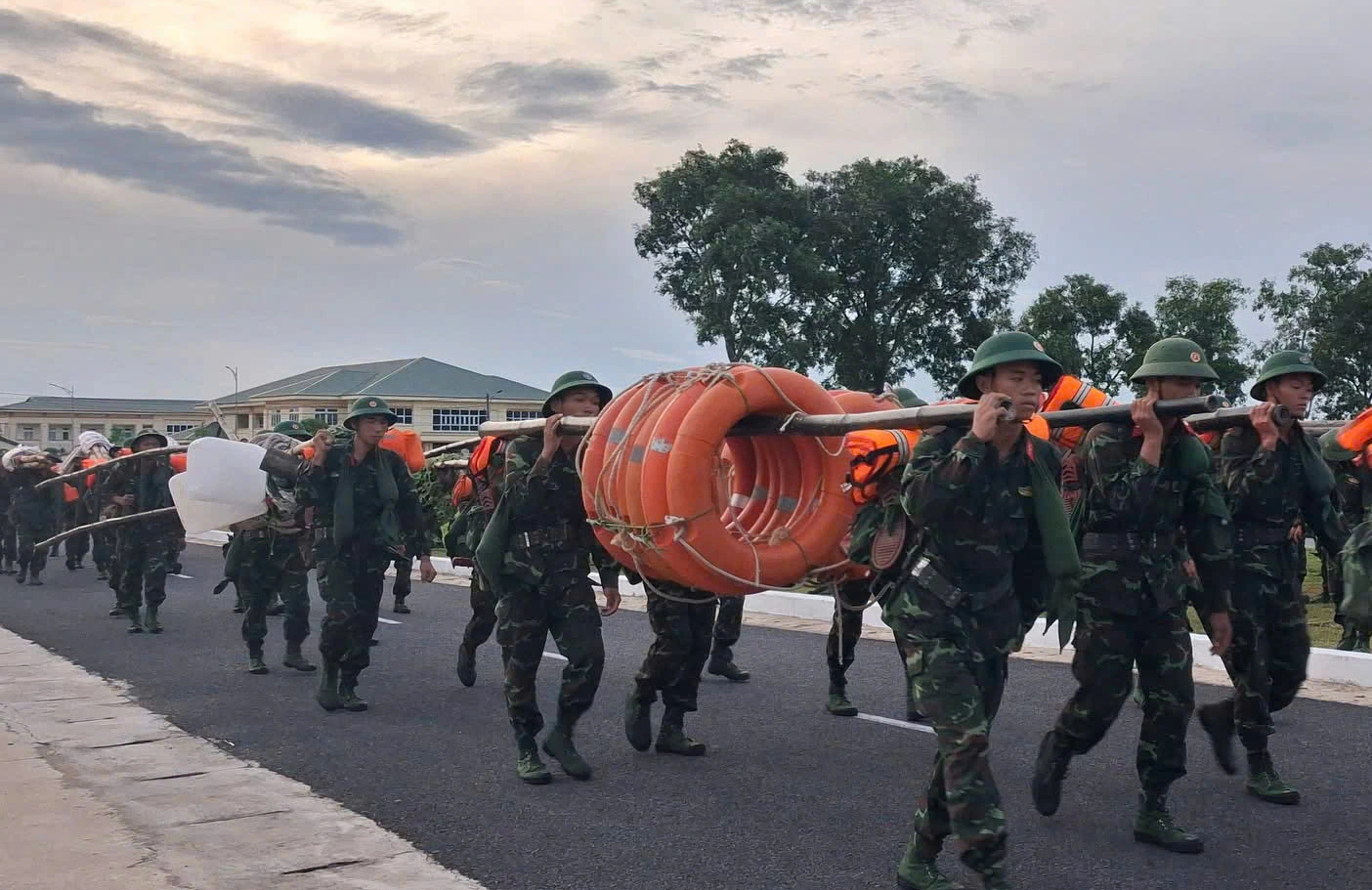 Quân đội Quảng Trị dốc sức ứng phó bão số 5, đảm bảo tính mạng, tài sản nhân dân- Ảnh 1. Quân đội Quảng Trị dốc sức ứng phó bão số 5, đảm bảo tính mạng, tài sản nhân dân- Ảnh 1.