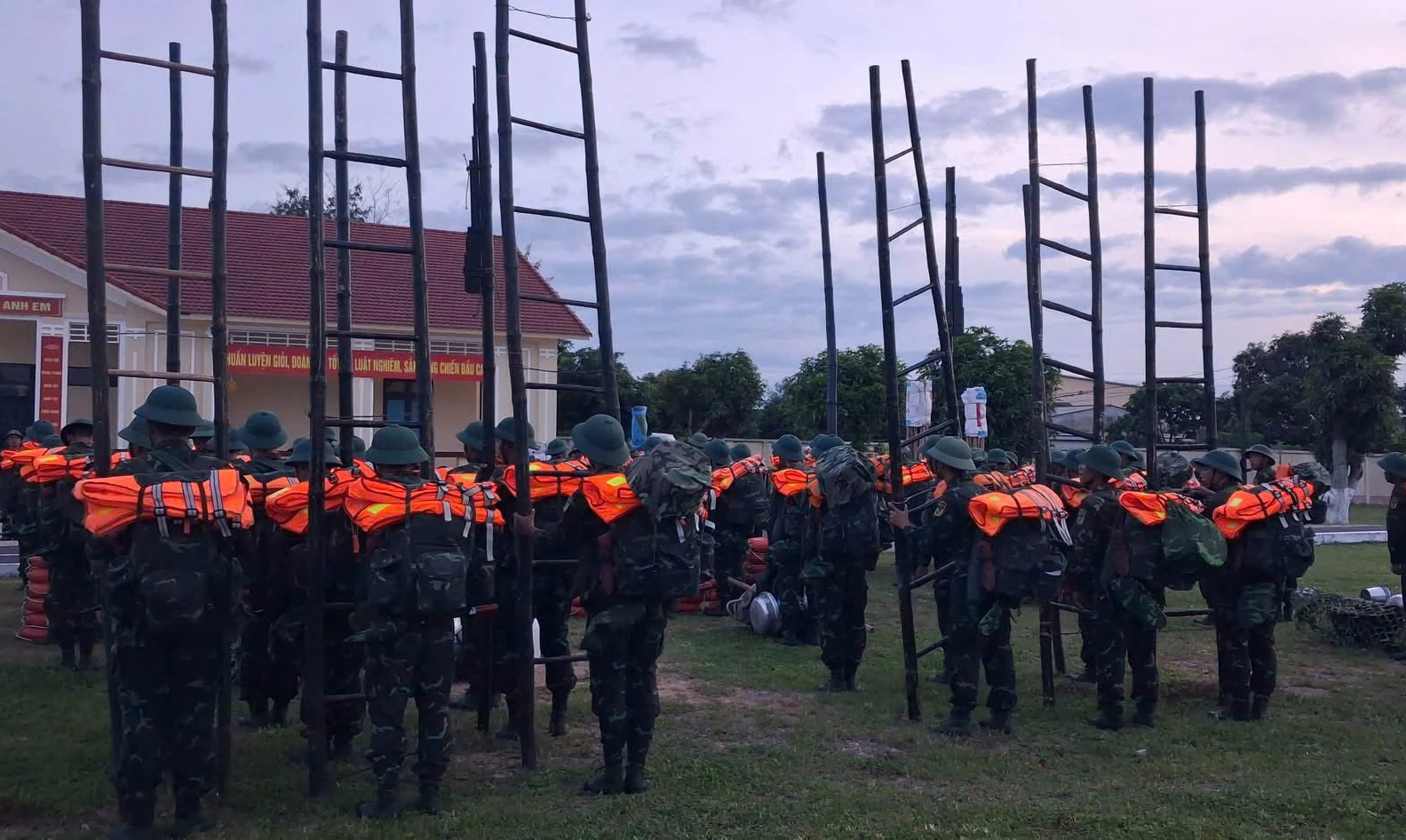 Quân đội Quảng Trị dốc sức ứng phó bão số 5, đảm bảo tính mạng, tài sản nhân dân- Ảnh 2. Quân đội Quảng Trị dốc sức ứng phó bão số 5, đảm bảo tính mạng, tài sản nhân dân- Ảnh 2.