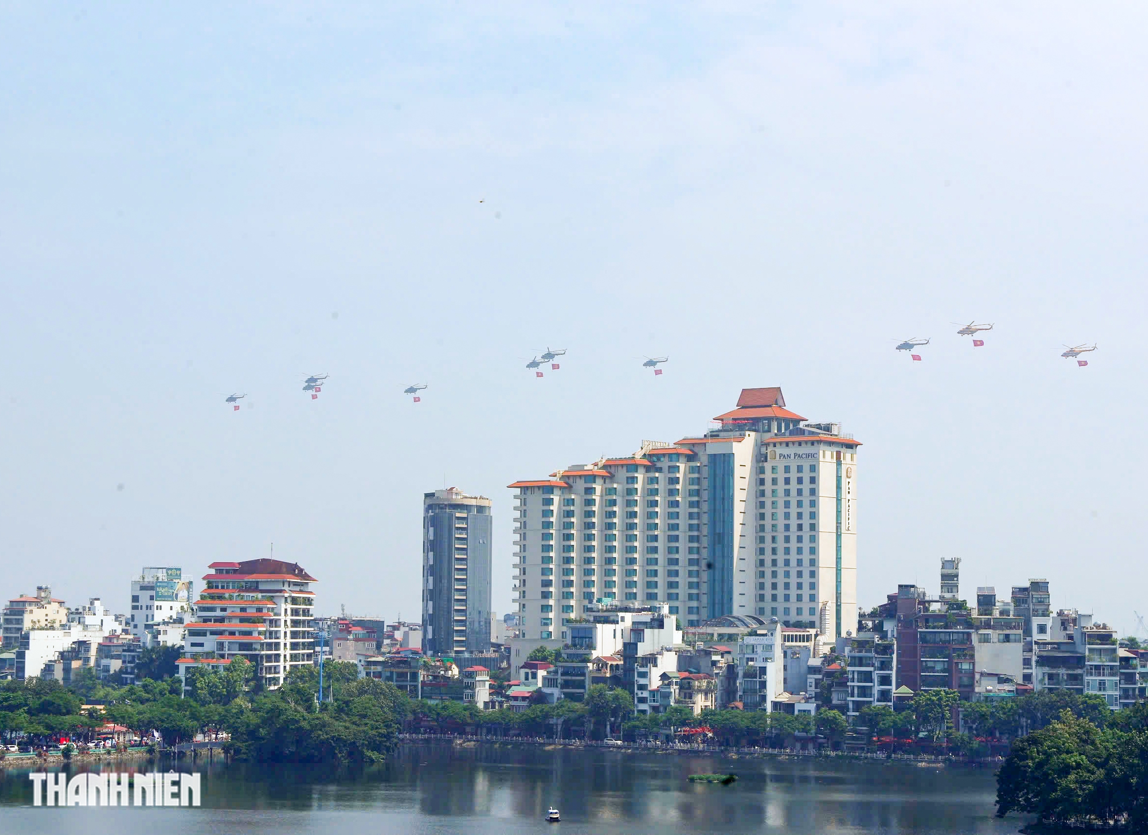 Người dân xúc động tận mắt thấy trực thăng kéo Quốc kỳ trên bầu trời Hà Nội - Ảnh 13.