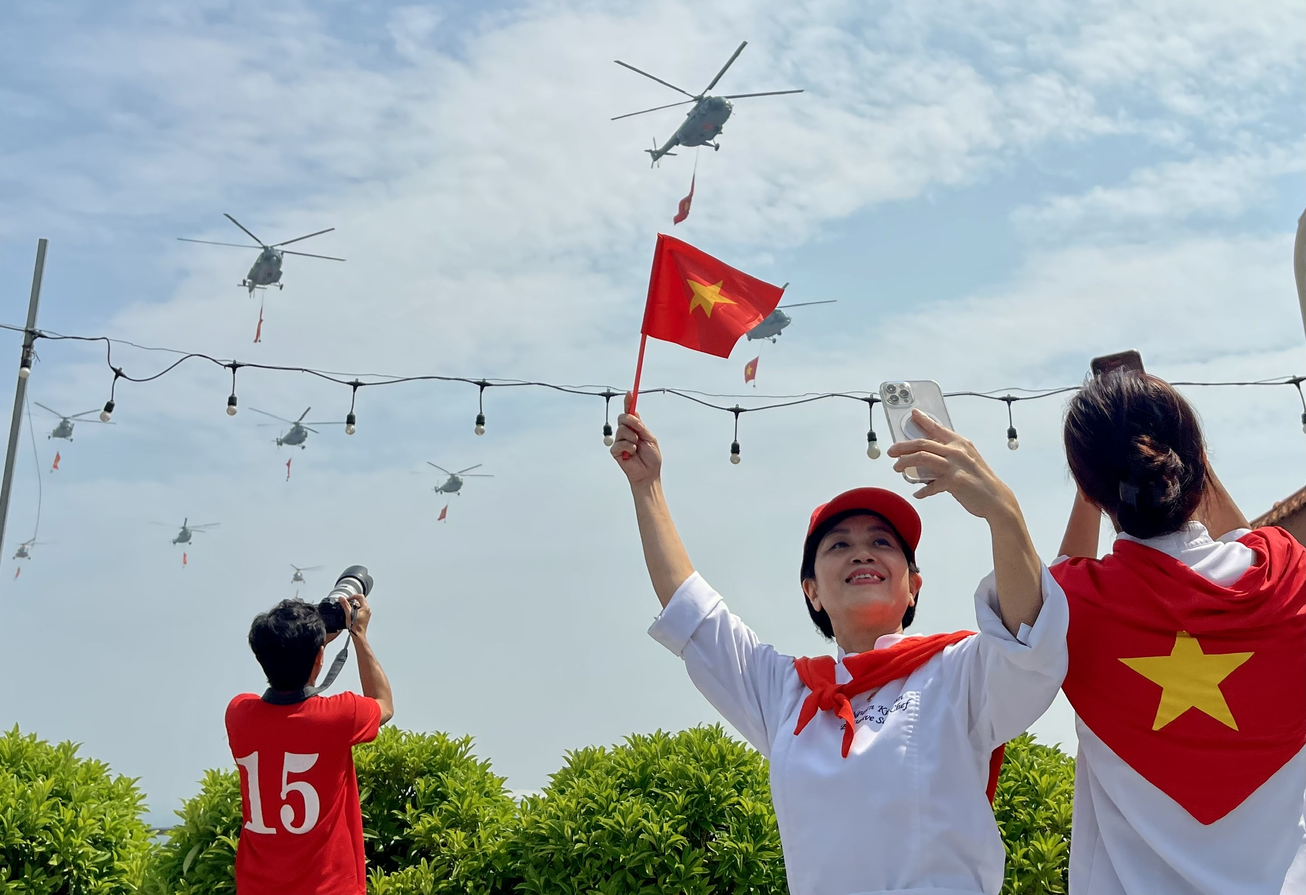 'Hổ mang chúa' Su30-MK2 nhào lộn trên quảng trường Ba Đình- Ảnh 40. 'Hổ mang chúa' Su30-MK2 nhào lộn trên quảng trường Ba Đình- Ảnh 40.