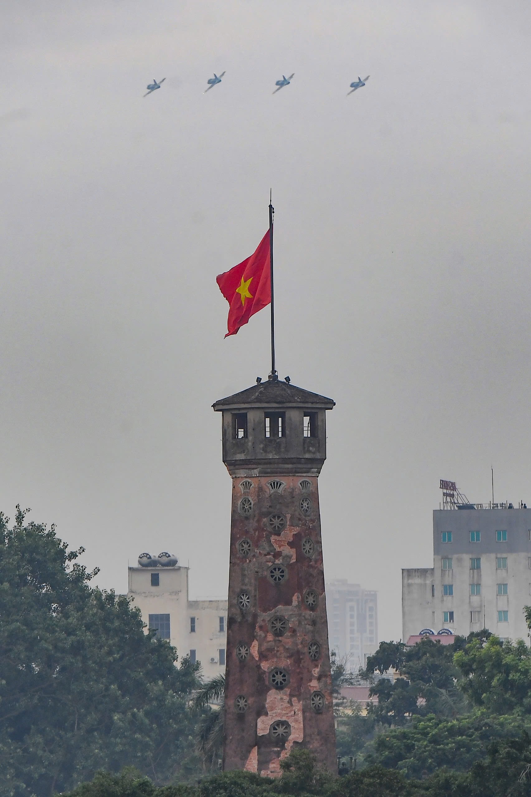 'Hổ mang chúa' Su30-MK2 nhào lộn trên quảng trường Ba Đình- Ảnh 19. 'Hổ mang chúa' Su30-MK2 nhào lộn trên quảng trường Ba Đình- Ảnh 19.