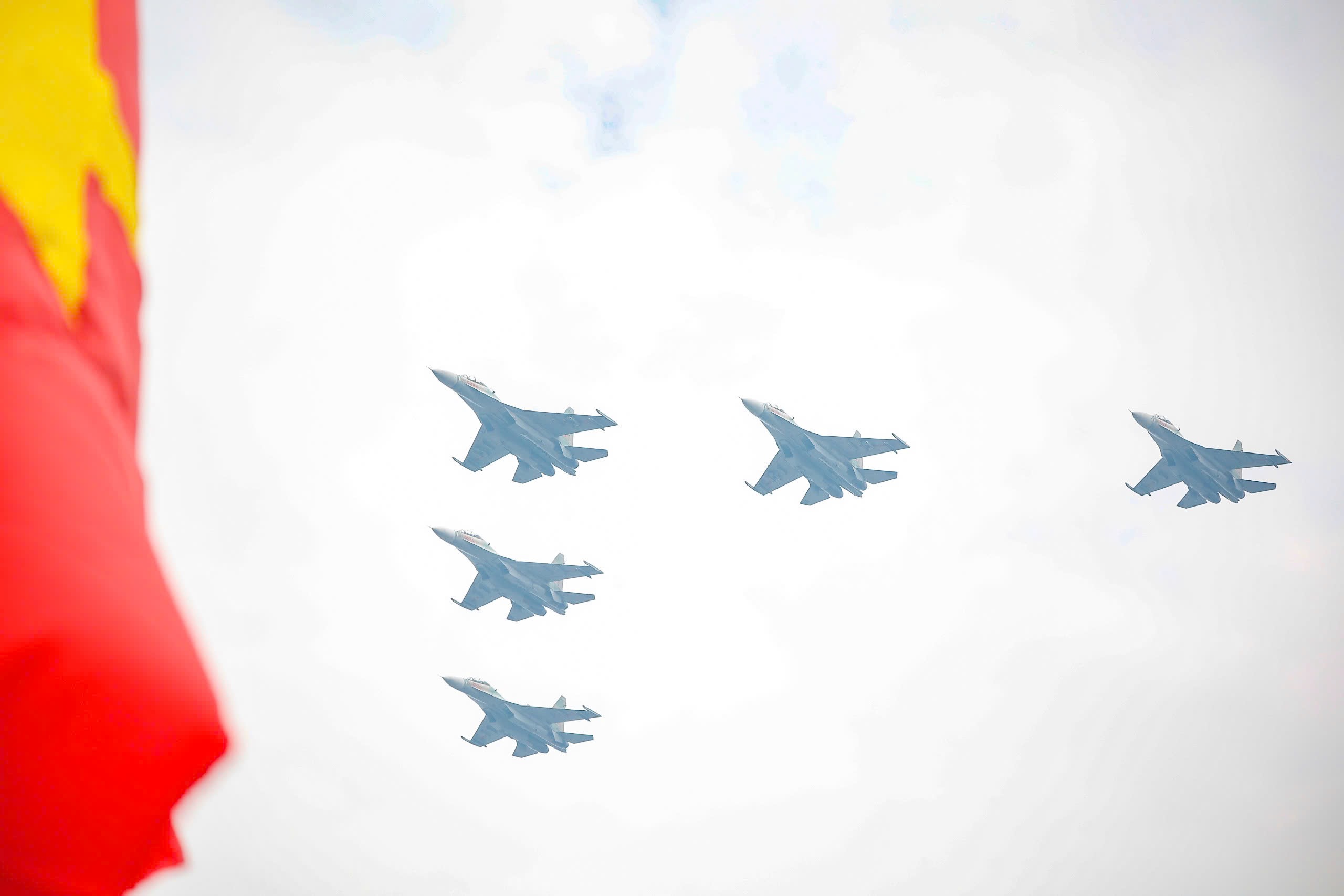 'Hổ mang chúa' Su30-MK2 nhào lộn trên quảng trường Ba Đình- Ảnh 30. 'Hổ mang chúa' Su30-MK2 nhào lộn trên quảng trường Ba Đình- Ảnh 30.