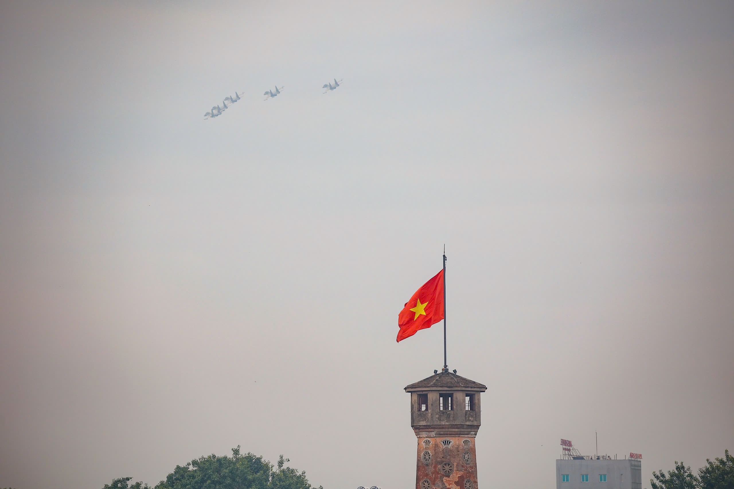 'Hổ mang chúa' Su30-MK2 nhào lộn trên quảng trường Ba Đình- Ảnh 29. 'Hổ mang chúa' Su30-MK2 nhào lộn trên quảng trường Ba Đình- Ảnh 29.