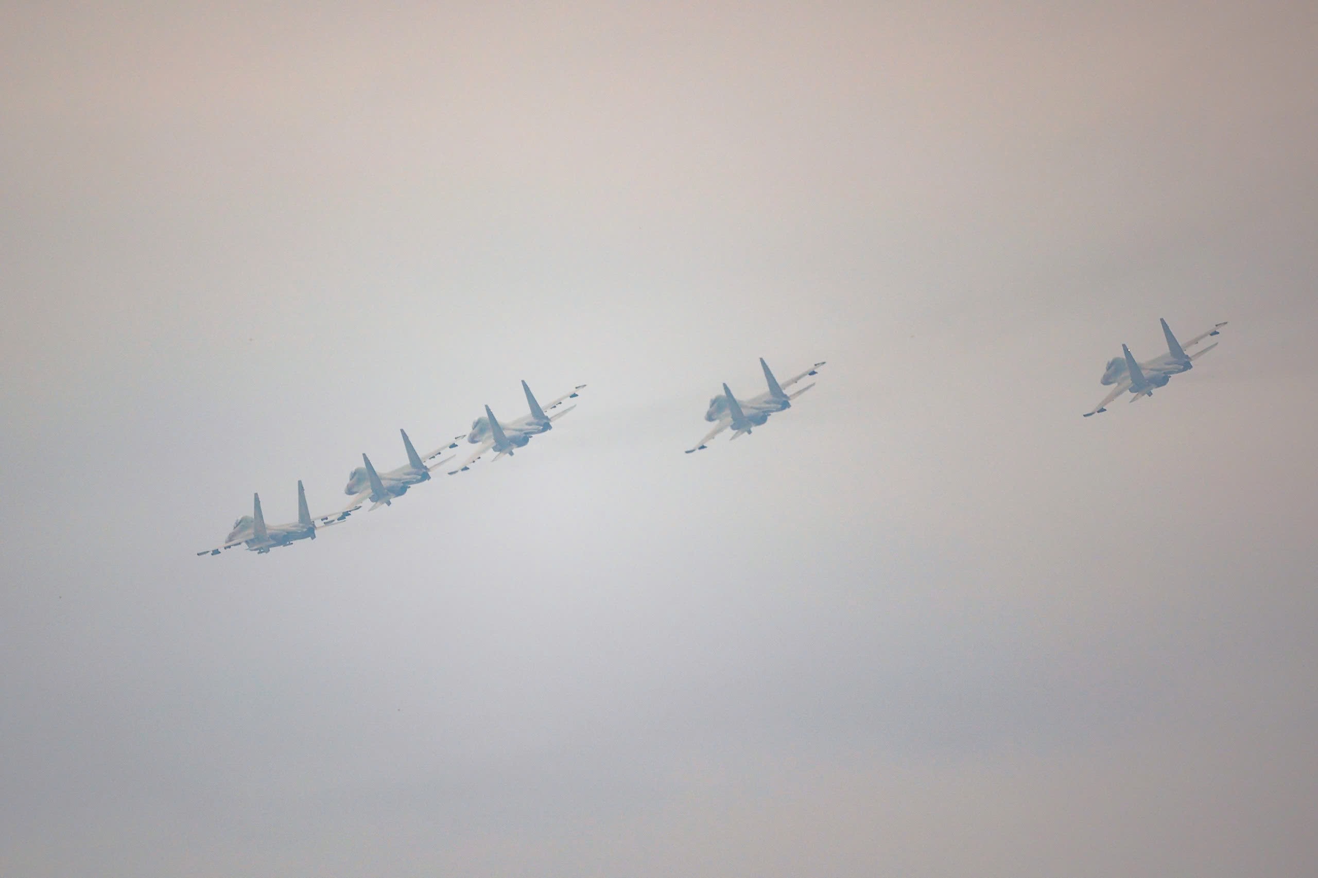 'Hổ mang chúa' Su30-MK2 nhào lộn trên quảng trường Ba Đình- Ảnh 31. 'Hổ mang chúa' Su30-MK2 nhào lộn trên quảng trường Ba Đình- Ảnh 31.