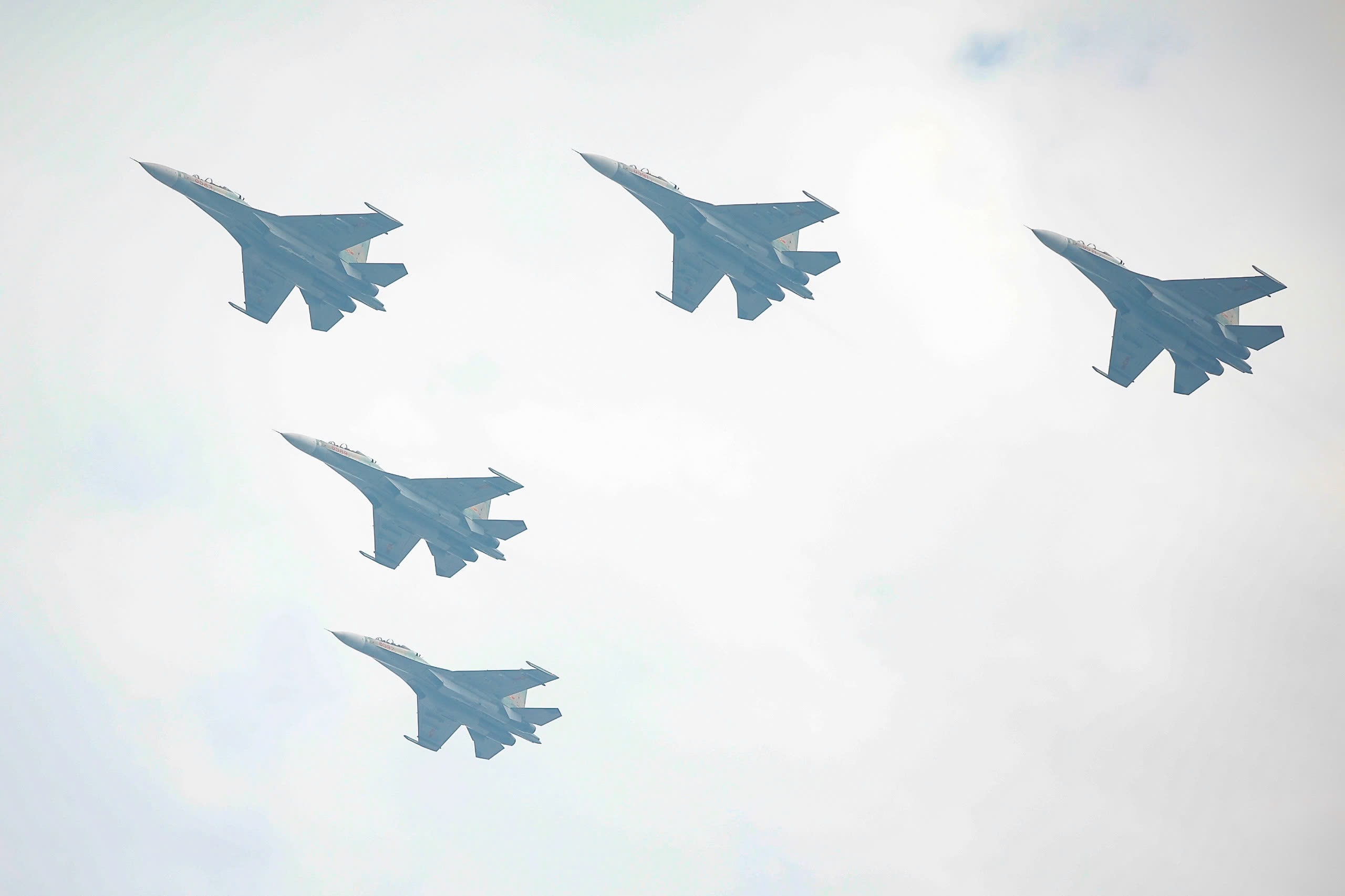 'Hổ mang chúa' Su30-MK2 nhào lộn trên quảng trường Ba Đình- Ảnh 32. 'Hổ mang chúa' Su30-MK2 nhào lộn trên quảng trường Ba Đình- Ảnh 32.