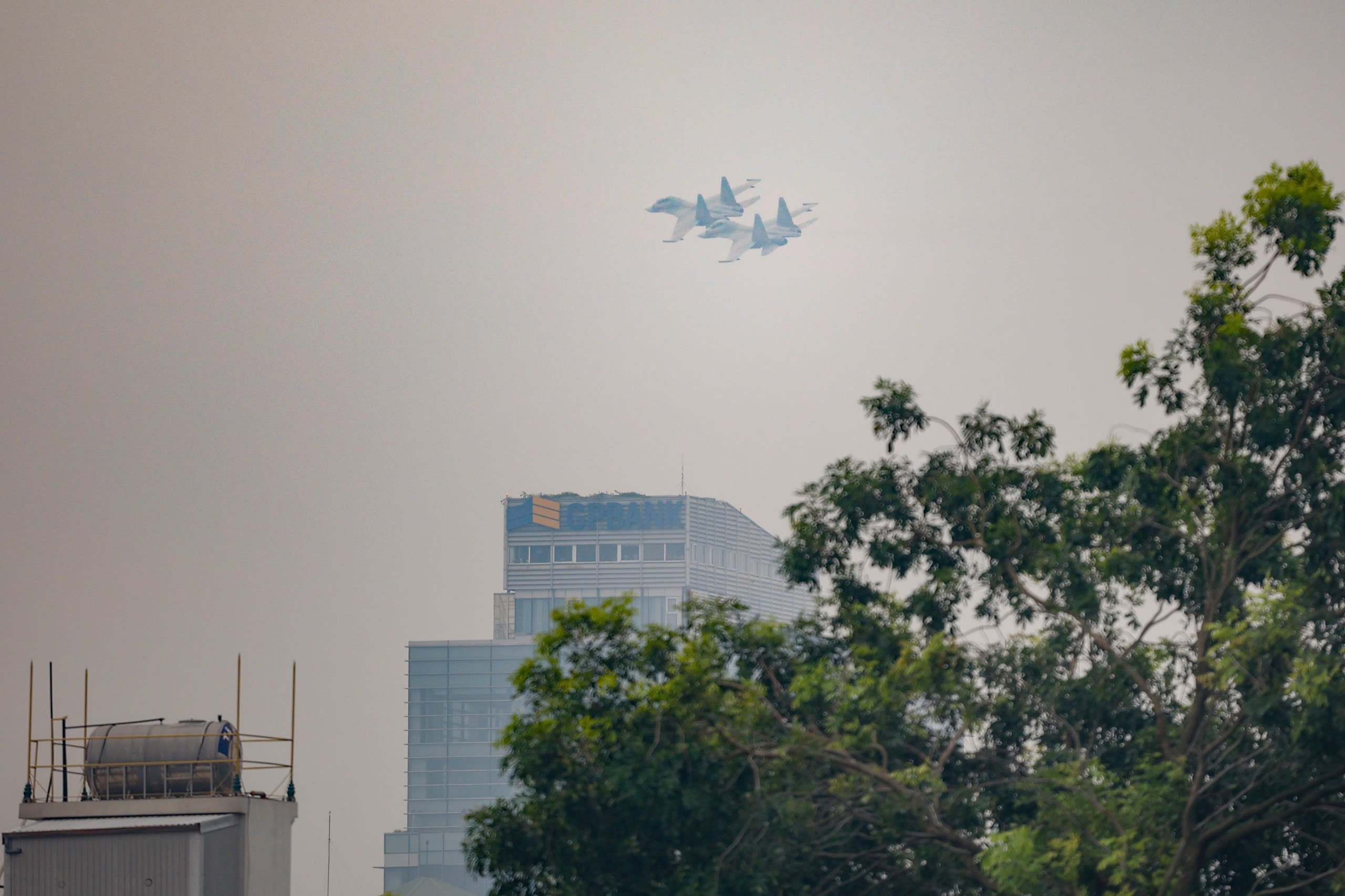 'Hổ mang chúa' Su30-MK2 nhào lộn trên quảng trường Ba Đình- Ảnh 24. 'Hổ mang chúa' Su30-MK2 nhào lộn trên quảng trường Ba Đình- Ảnh 24.