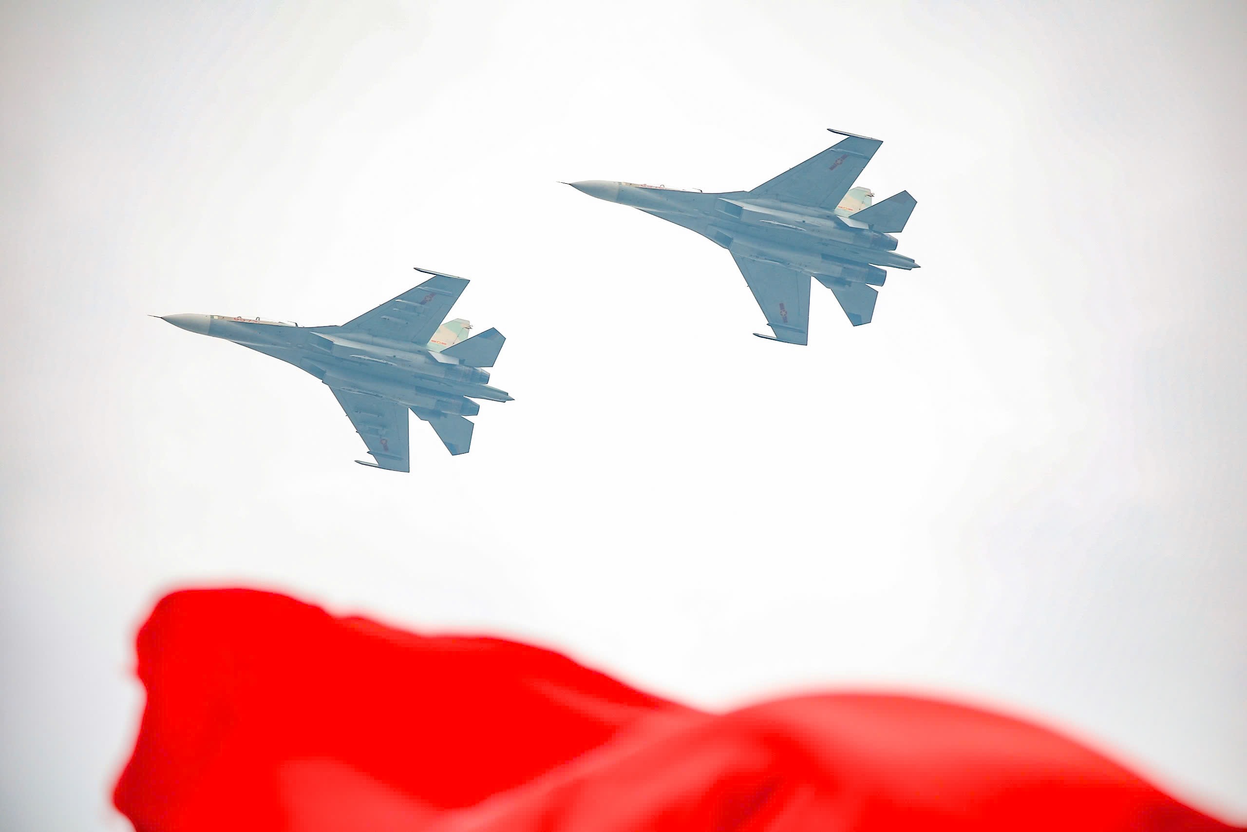 'Hổ mang chúa' Su30-MK2 nhào lộn trên quảng trường Ba Đình- Ảnh 23. 'Hổ mang chúa' Su30-MK2 nhào lộn trên quảng trường Ba Đình- Ảnh 23.