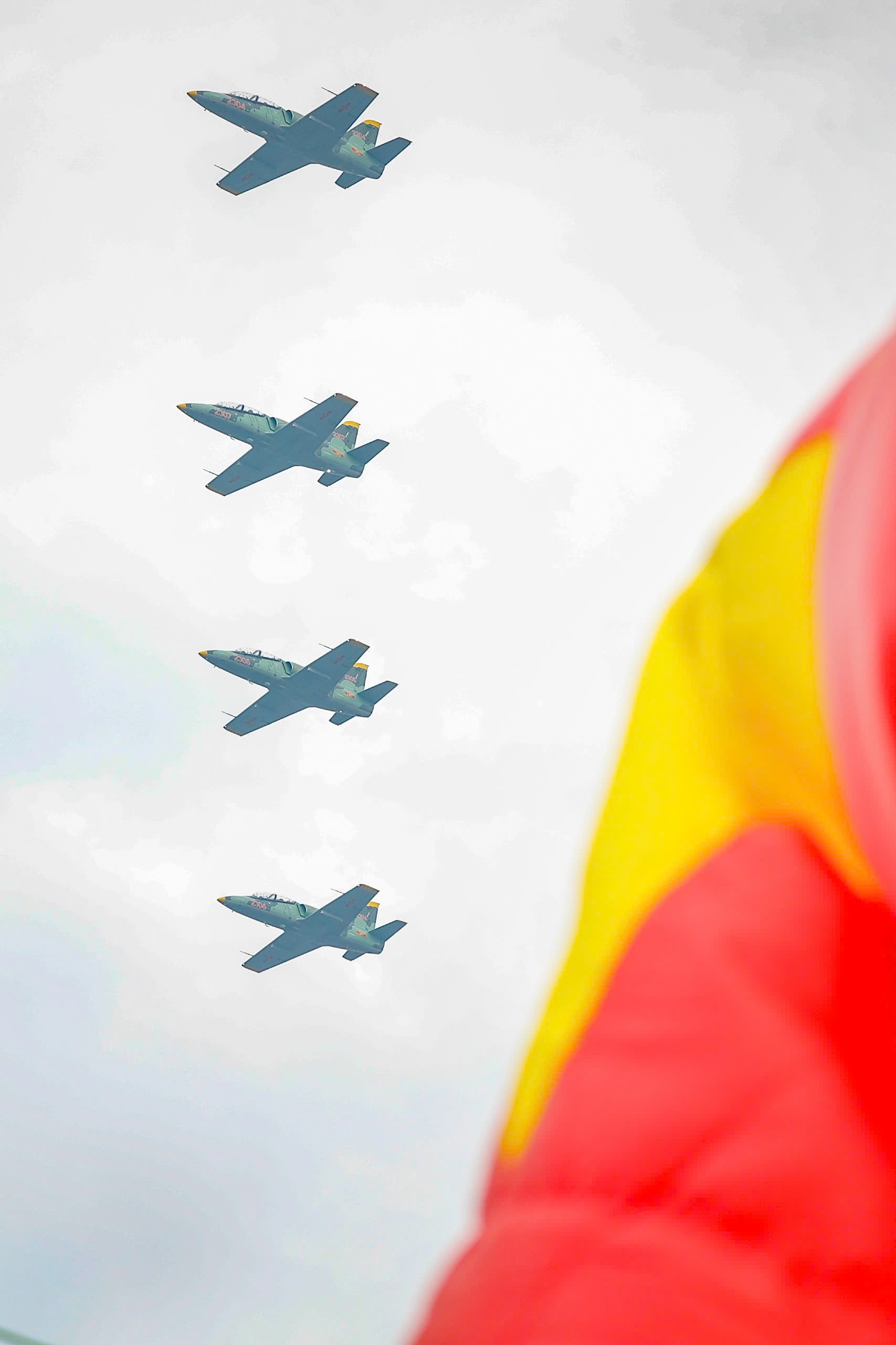 'Hổ mang chúa' Su30-MK2 nhào lộn trên quảng trường Ba Đình- Ảnh 16. 'Hổ mang chúa' Su30-MK2 nhào lộn trên quảng trường Ba Đình- Ảnh 16.