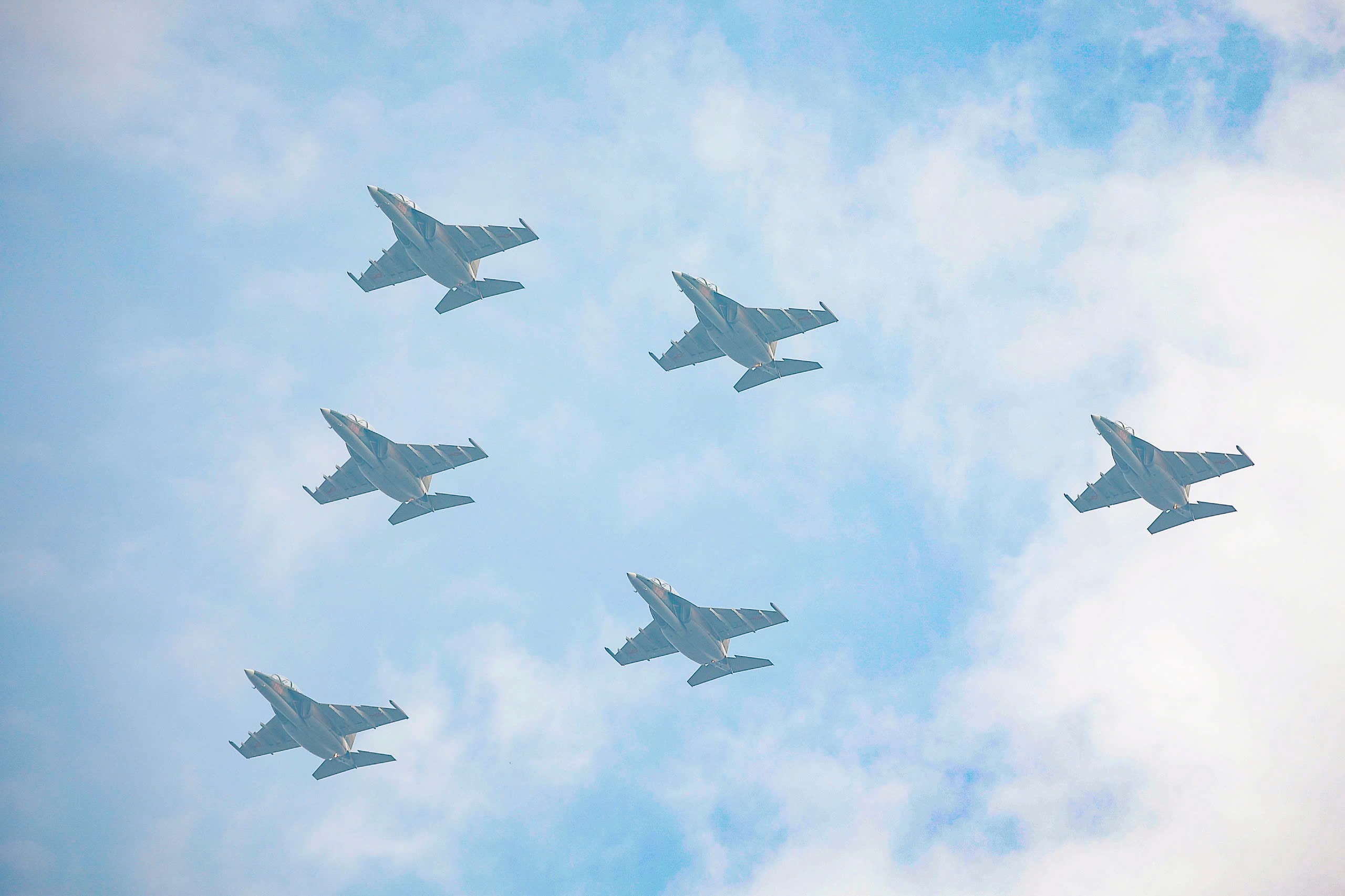 'Hổ mang chúa' Su30-MK2 nhào lộn trên quảng trường Ba Đình- Ảnh 11. 'Hổ mang chúa' Su30-MK2 nhào lộn trên quảng trường Ba Đình- Ảnh 11.