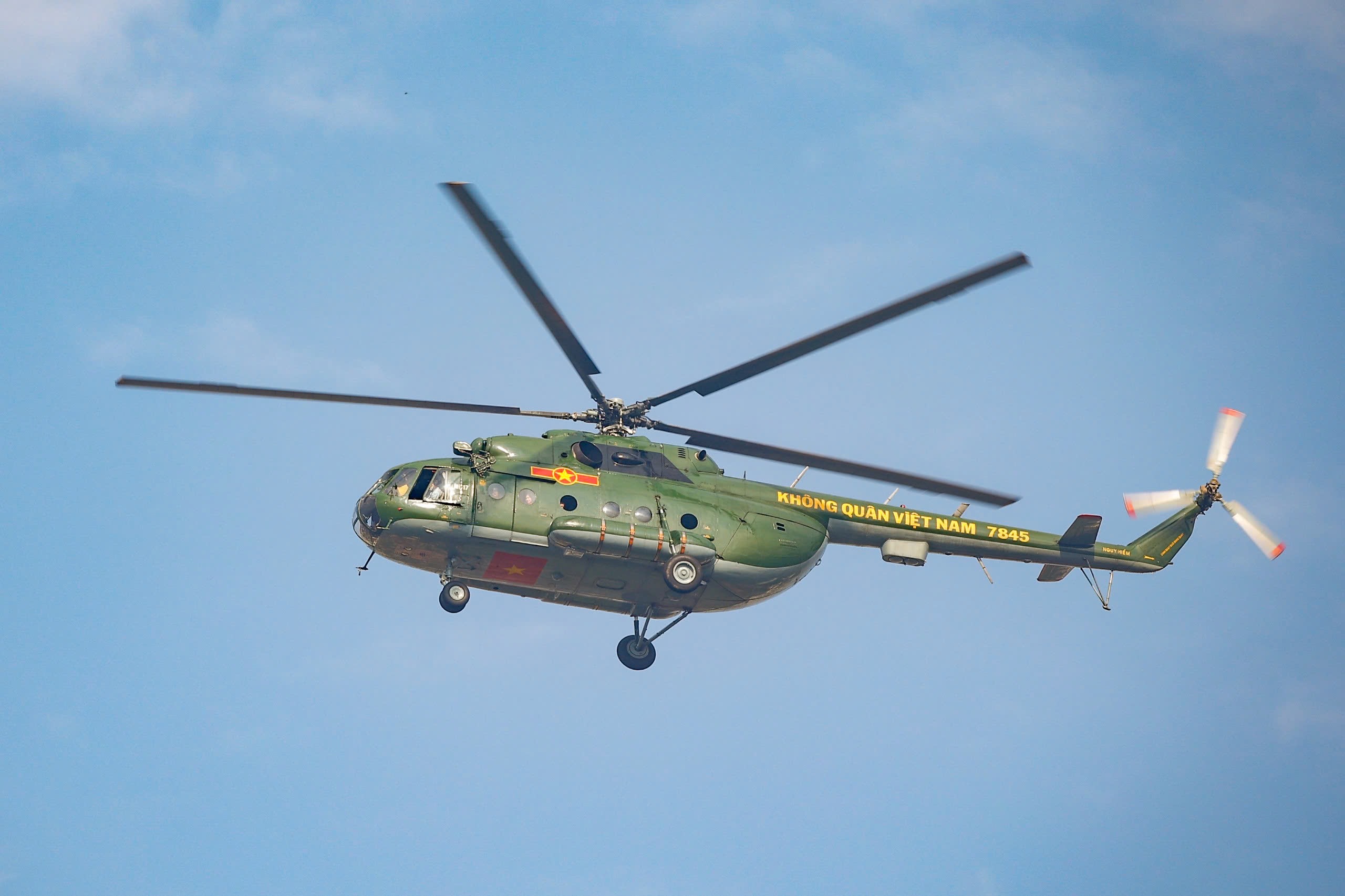 'Hổ mang chúa' Su30-MK2 nhào lộn trên quảng trường Ba Đình- Ảnh 4. 'Hổ mang chúa' Su30-MK2 nhào lộn trên quảng trường Ba Đình- Ảnh 4.