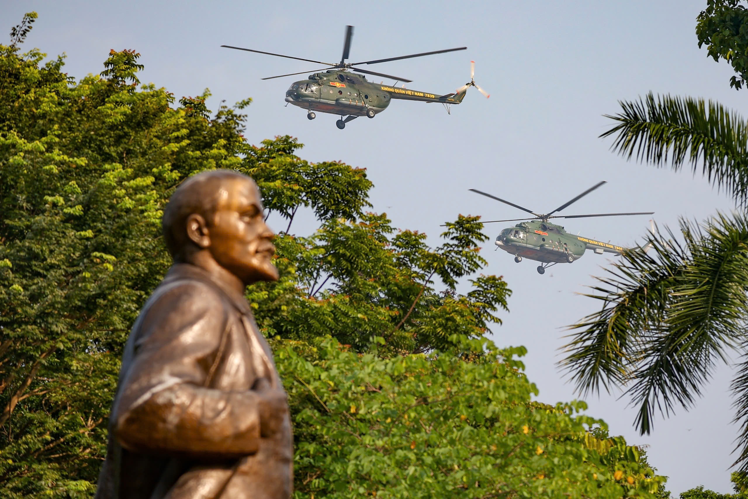 'Hổ mang chúa' Su30-MK2 nhào lộn trên quảng trường Ba Đình- Ảnh 5. 'Hổ mang chúa' Su30-MK2 nhào lộn trên quảng trường Ba Đình- Ảnh 5.