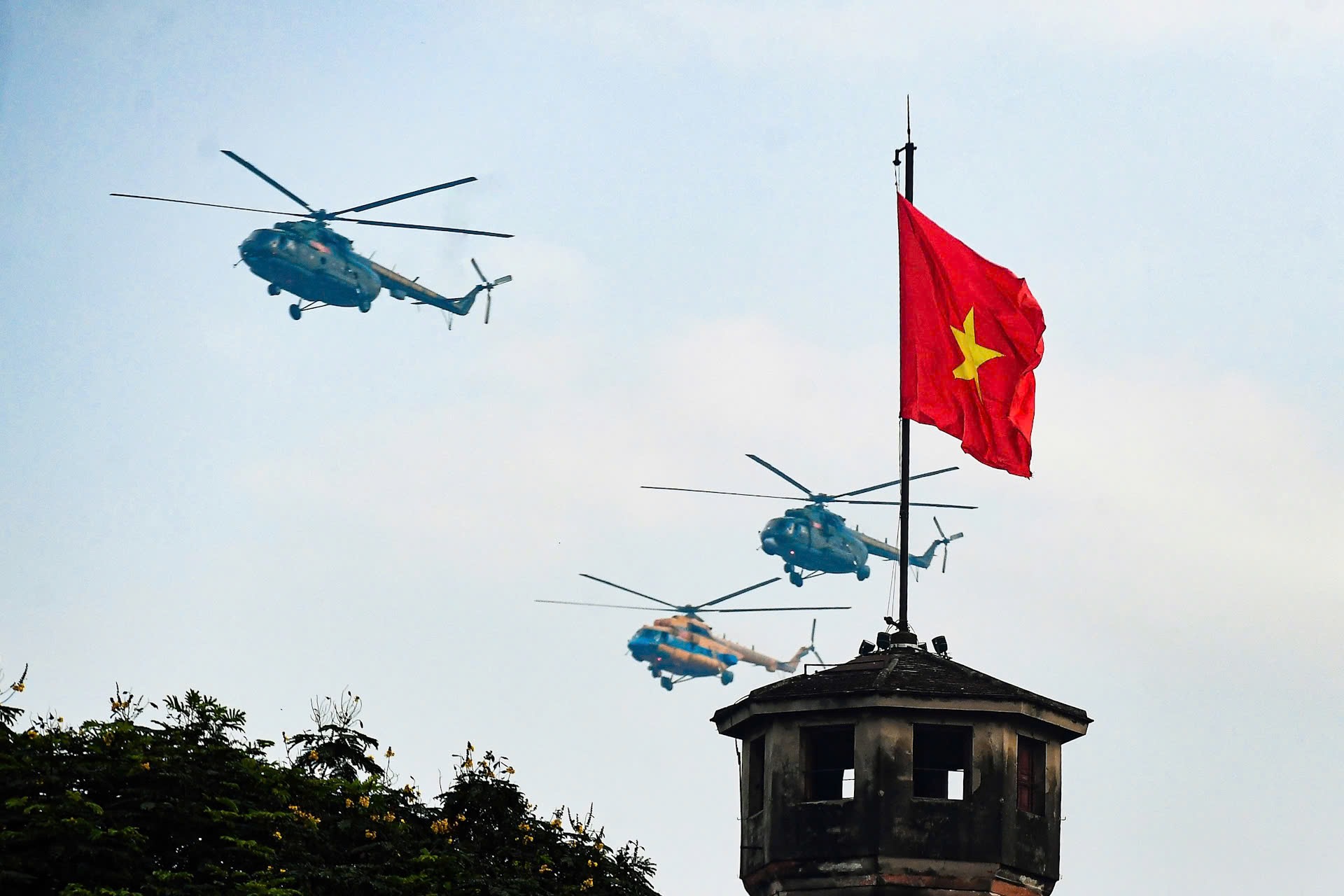 'Hổ mang chúa' Su30-MK2 nhào lộn trên quảng trường Ba Đình- Ảnh 2. 'Hổ mang chúa' Su30-MK2 nhào lộn trên quảng trường Ba Đình- Ảnh 2.