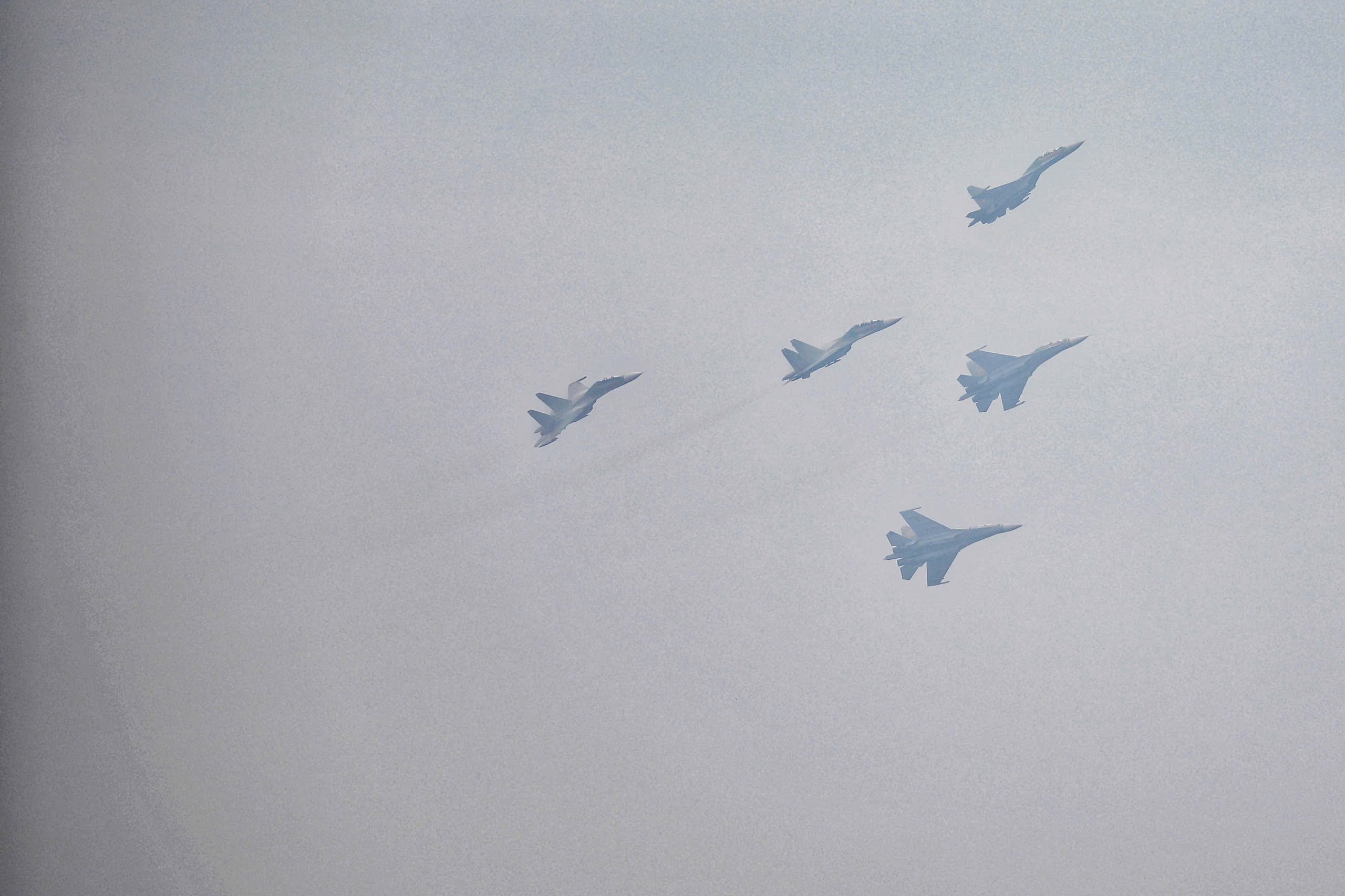 'Hổ mang chúa' Su30-MK2 nhào lộn trên quảng trường Ba Đình- Ảnh 28. 'Hổ mang chúa' Su30-MK2 nhào lộn trên quảng trường Ba Đình- Ảnh 28.