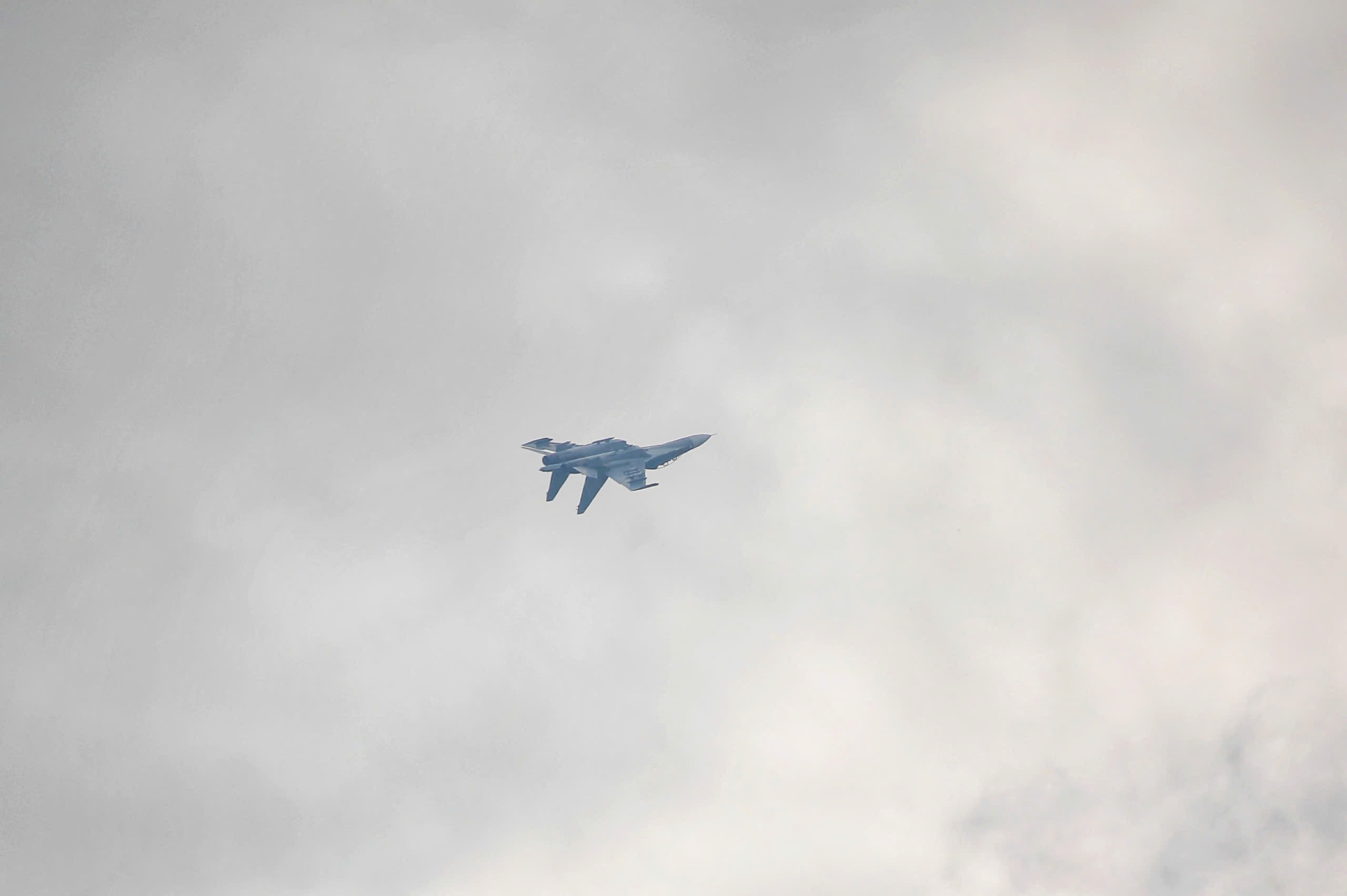 'Hổ mang chúa' Su30-MK2 nhào lộn trên quảng trường Ba Đình- Ảnh 22. 'Hổ mang chúa' Su30-MK2 nhào lộn trên quảng trường Ba Đình- Ảnh 22.
