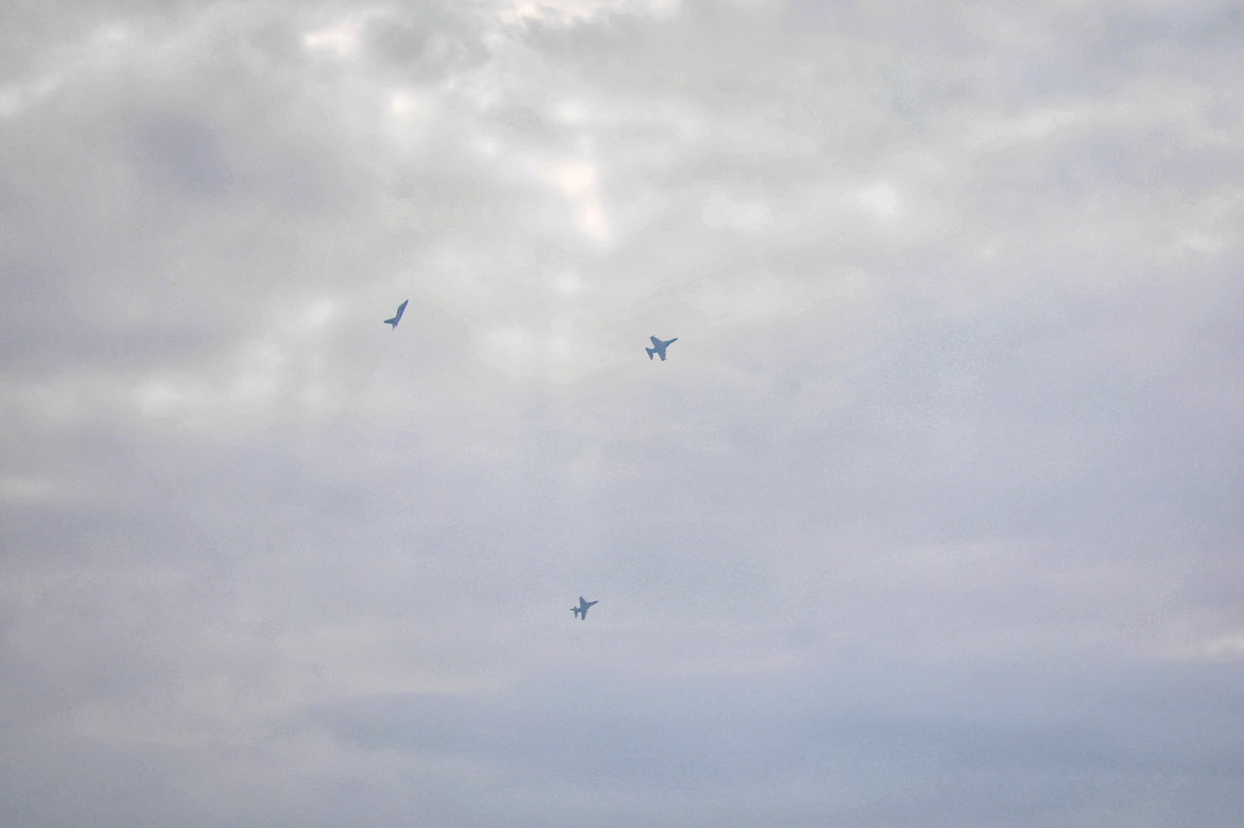 'Hổ mang chúa' Su30-MK2 nhào lộn trên quảng trường Ba Đình- Ảnh 14. 'Hổ mang chúa' Su30-MK2 nhào lộn trên quảng trường Ba Đình- Ảnh 14.