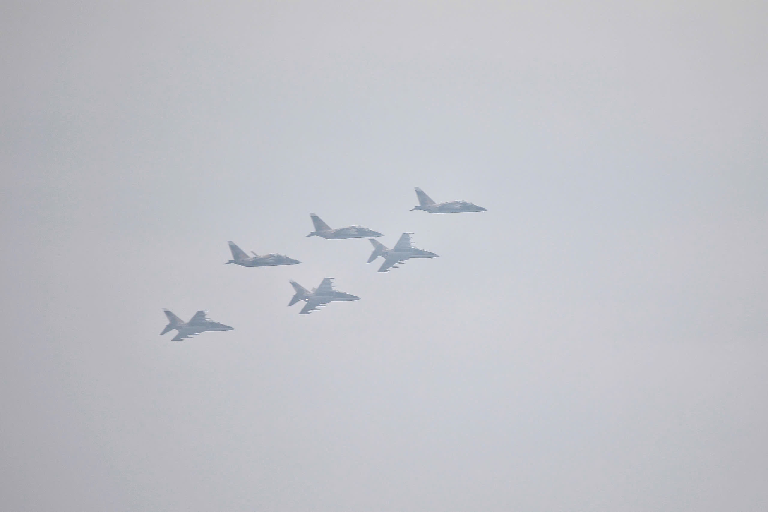 'Hổ mang chúa' Su30-MK2 nhào lộn trên quảng trường Ba Đình- Ảnh 13. 'Hổ mang chúa' Su30-MK2 nhào lộn trên quảng trường Ba Đình- Ảnh 13.