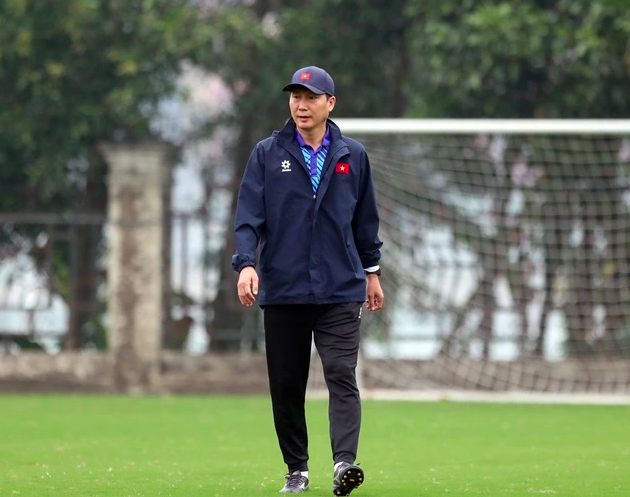 Trenér Kim Sang-sik se osobně zúčastnil zápasu s Ninh Binh a povolal Duc Chiena, aby nahradil Doan Ngoc Tan?a - Foto 2. HLV Kim Sang-sik đích thân dự khán trận Ninh Bình, gọi Đức Chiến thay Doãn Ngọc Tân? - Ảnh 2.