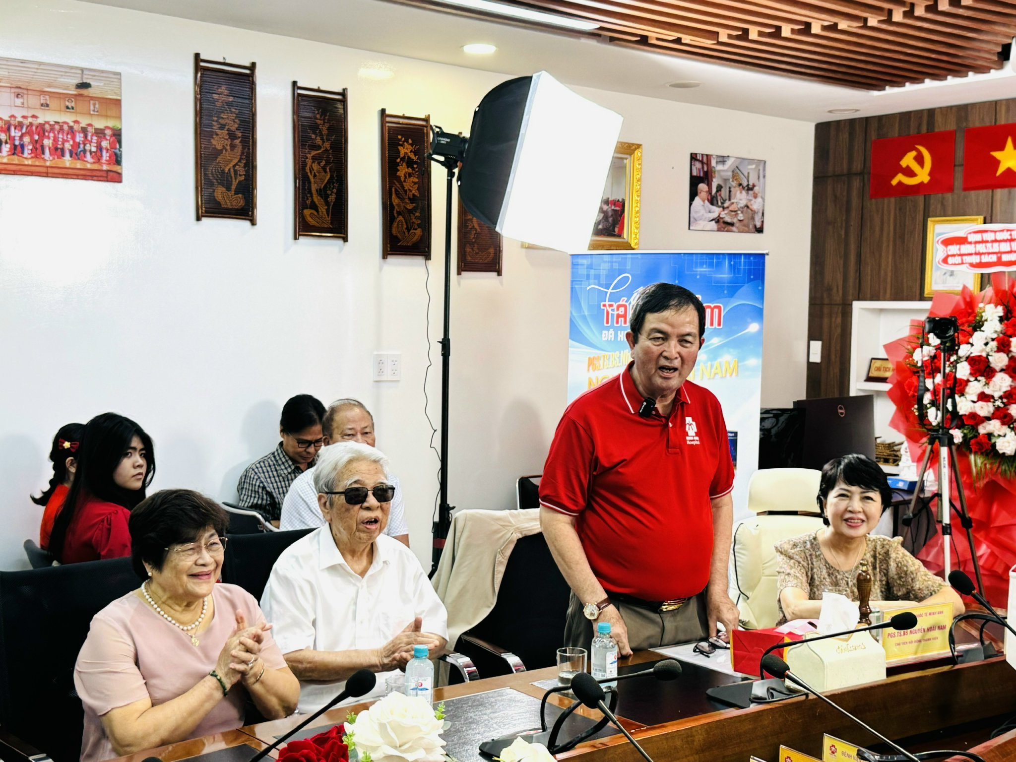 'ថ្ងៃនៅទីក្រុងប៉ារីស' ខុសពីទស្សនៈរបស់អ្នកនិពន្ធ Nguyen Hoai Nam - រូបថត ១. 'Những ngày ở Paris' khác lạ dưới góc nhìn của nhà văn Nguyễn Hoài Nam- Ảnh 1.