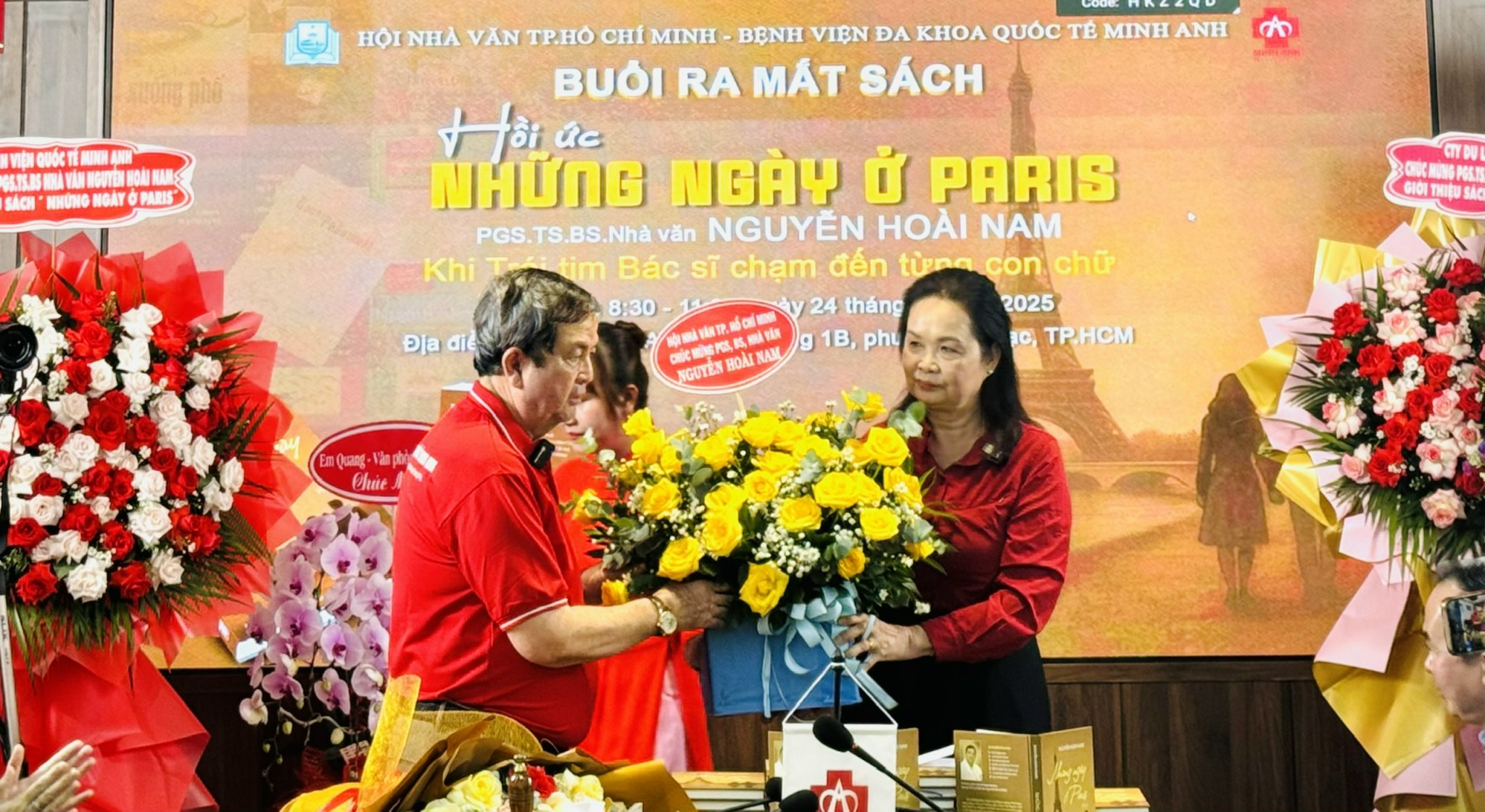 'ថ្ងៃនៅទីក្រុងប៉ារីស' ខុសពីទស្សនៈរបស់អ្នកនិពន្ធ Nguyen Hoai Nam - រូបថត ៤. 'Những ngày ở Paris' khác lạ dưới góc nhìn của nhà văn Nguyễn Hoài Nam- Ảnh 4.