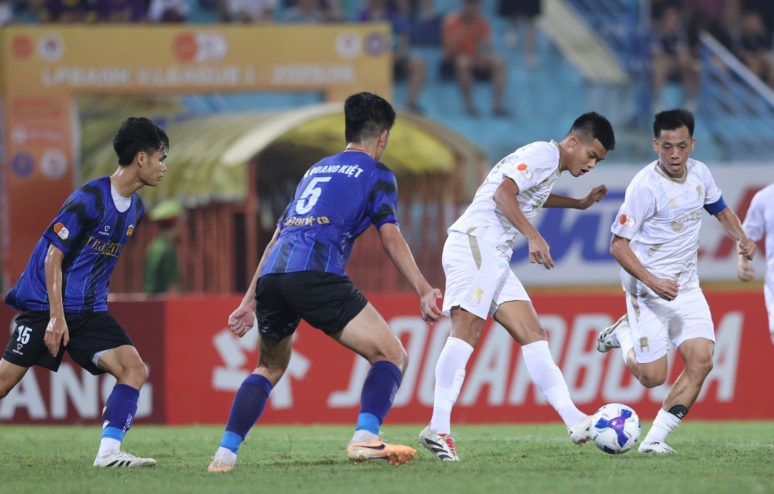HAGL 'phiên bản 2K' trẻ nhất V-League gây sốc với sự lột xác ngoạn mục- Ảnh 3. HAGL 'phiên bản 2K' trẻ nhất V-League gây sốc với sự lột xác ngoạn mục- Ảnh 3.