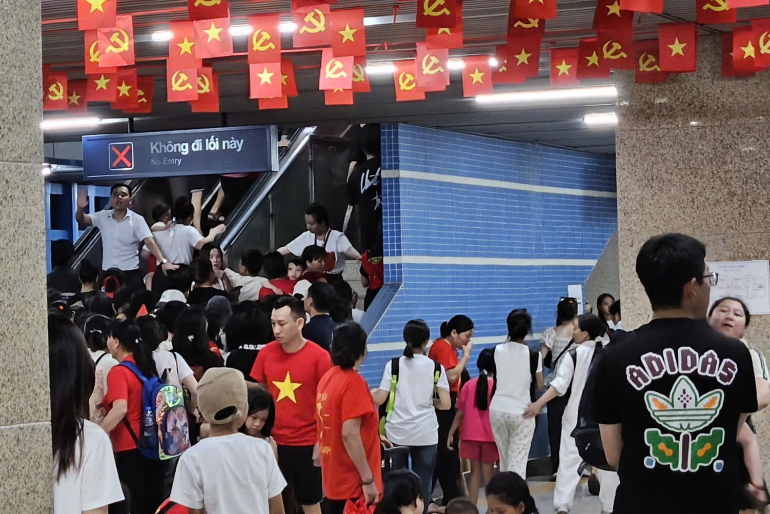 'Biển người' đổ về ga, chen nhau đi tàu điện Cát Linh - Hà Đông sau tổng hợp luyện- Ảnh 8. 'Biển người' đổ về ga, chen nhau đi tàu điện Cát Linh - Hà Đông sau tổng hợp luyện- Ảnh 8.