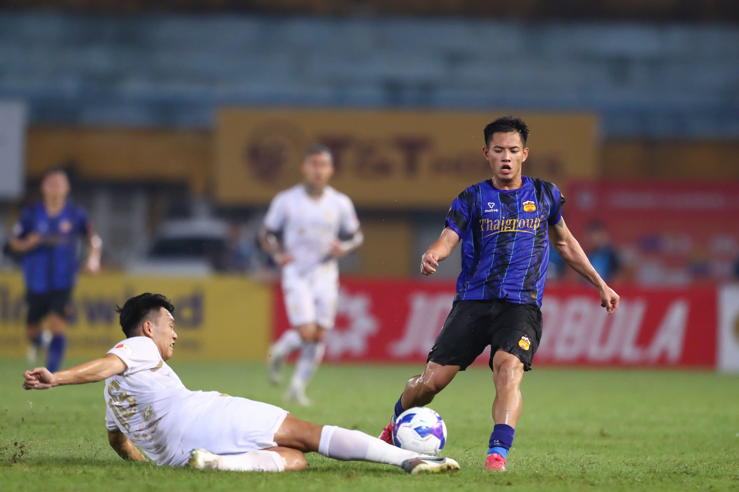 HAGL 'phiên bản 2K' trẻ nhất V-League gây sốc với sự lột xác ngoạn mục- Ảnh 5. HAGL 'phiên bản 2K' trẻ nhất V-League gây sốc với sự lột xác ngoạn mục- Ảnh 5.