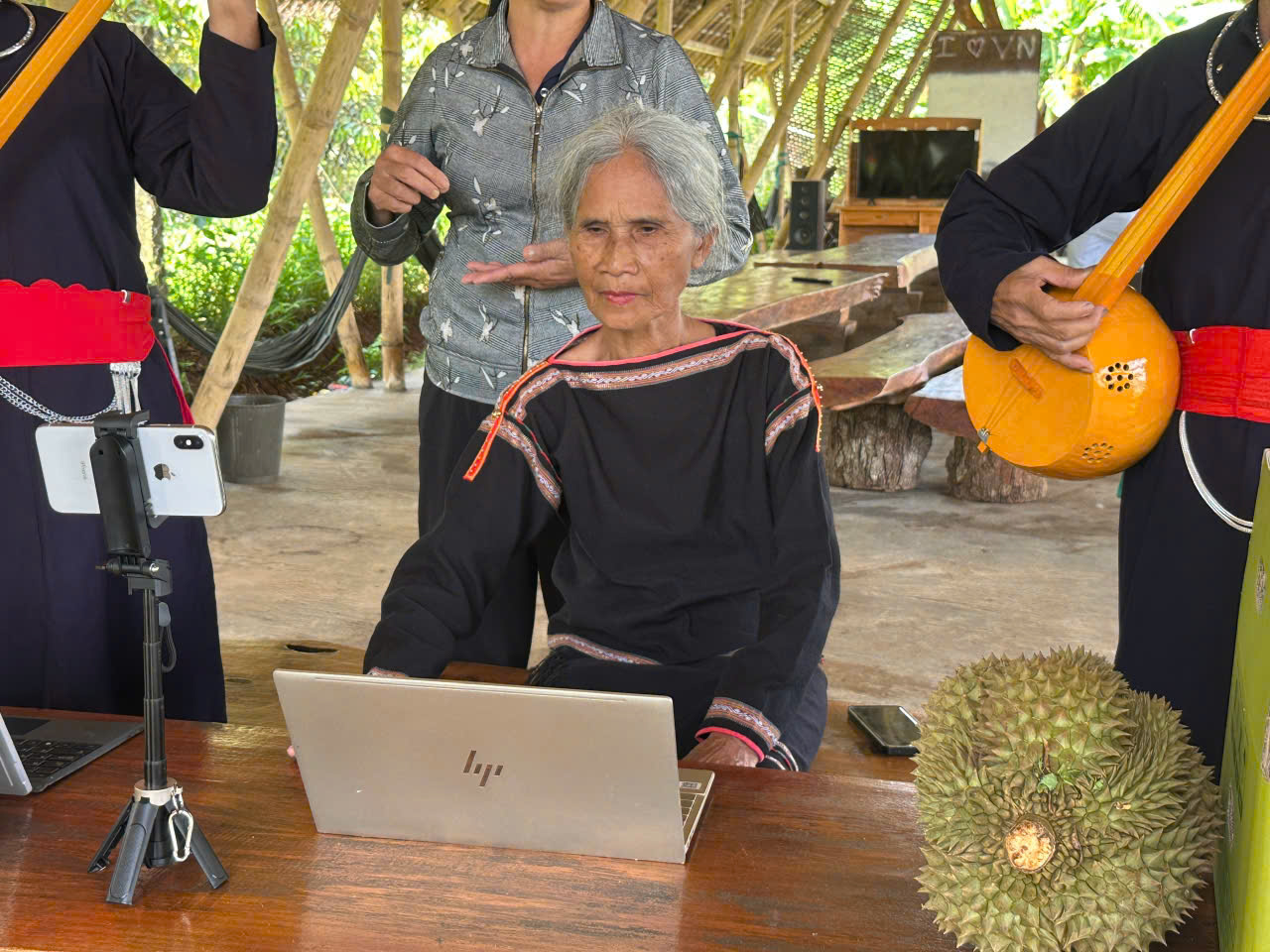 Nữ bí thư xã livestream bán sầu riêng giúp dân: 'Không bán hàng để làm giàu'- Ảnh 6. Nữ bí thư xã livestream bán sầu riêng giúp dân: 'Không bán hàng để làm giàu'- Ảnh 6.