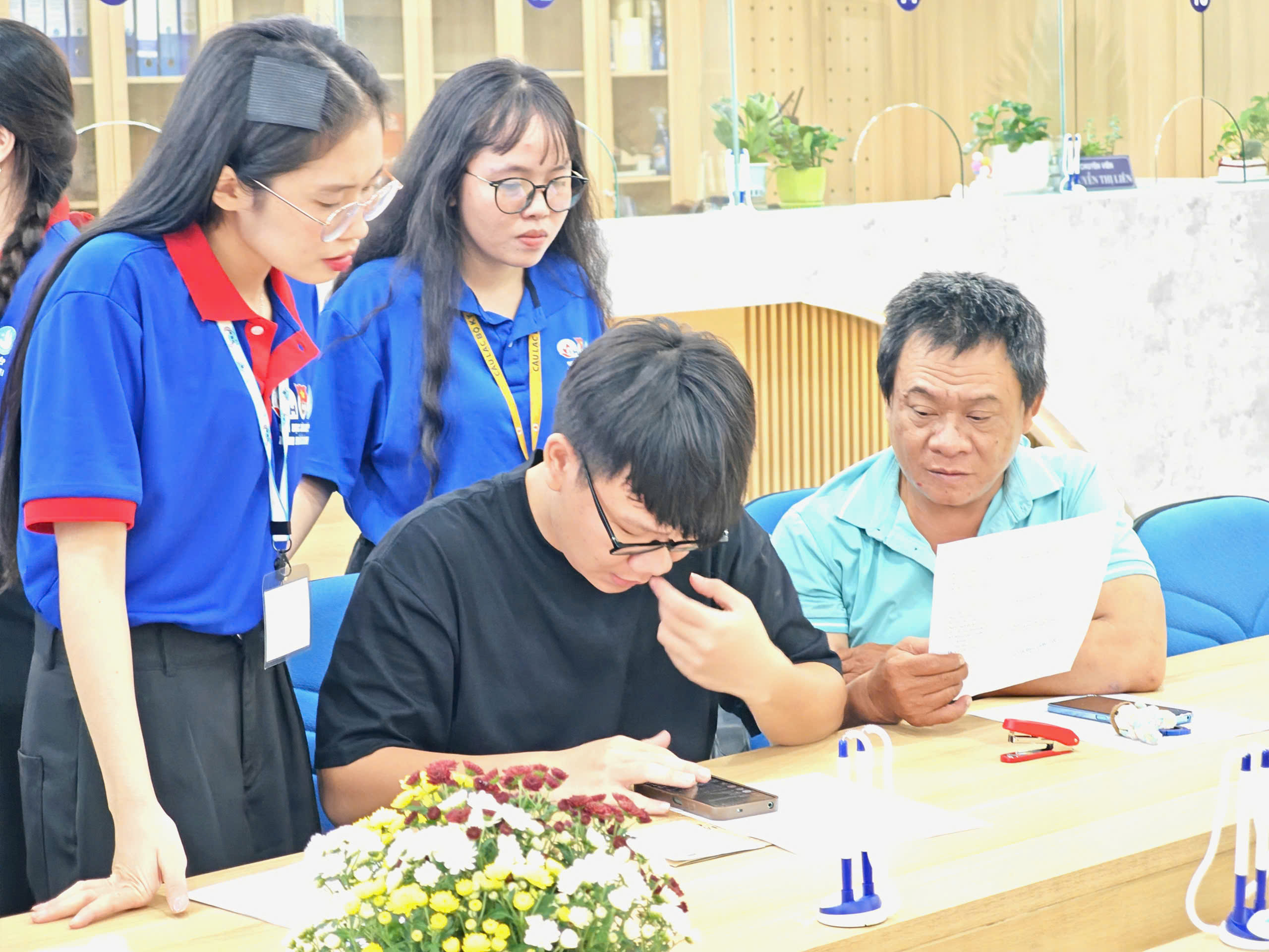 Tuyển sinh ĐH 2025: Vì sao điểm thi thấp nhưng điểm chuẩn lại cao? - Ảnh 1.