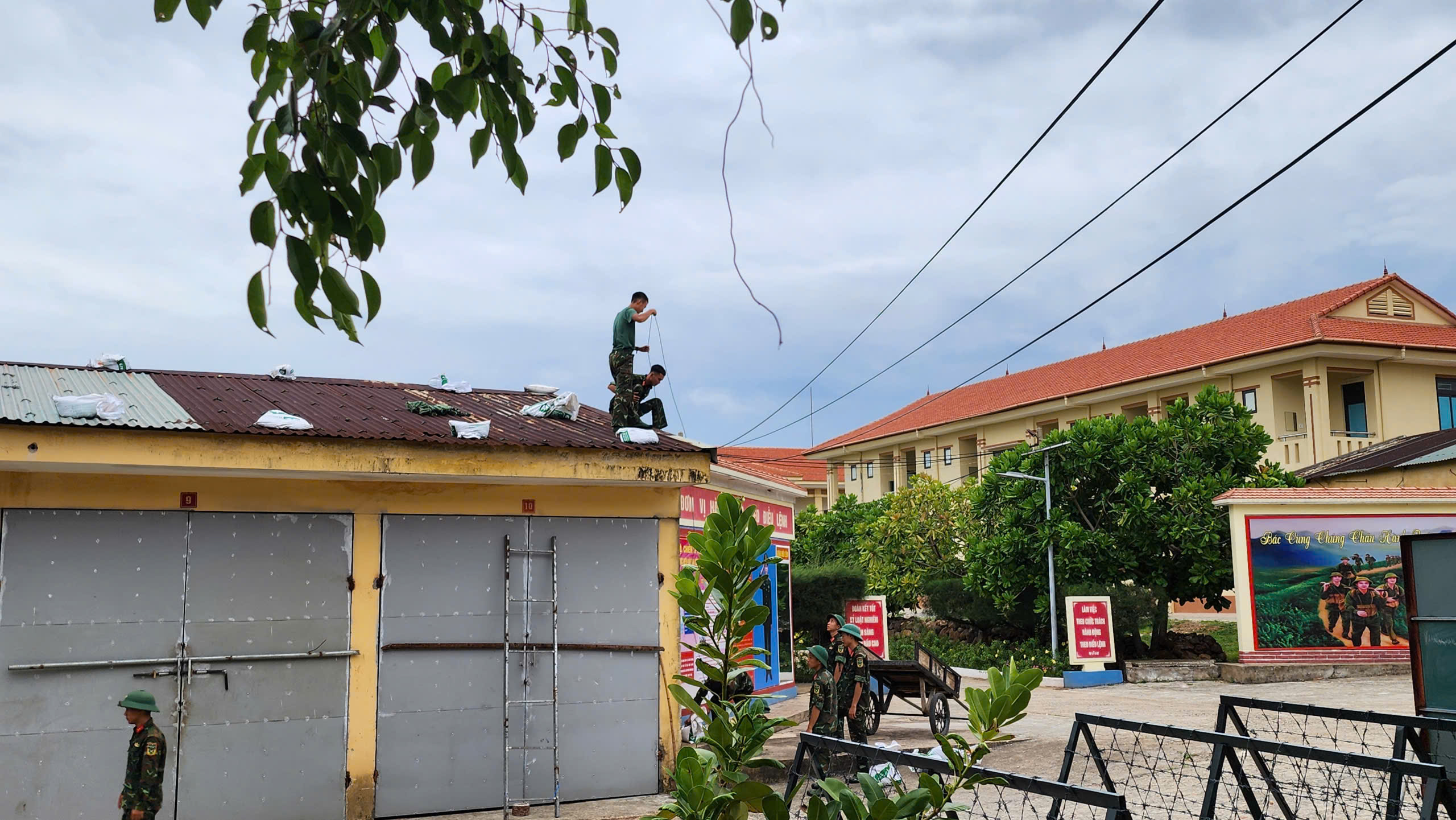 Quân đội Quảng Trị dốc sức ứng phó bão số 5, đảm bảo tính mạng, tài sản nhân dân- Ảnh 3. Quân đội Quảng Trị dốc sức ứng phó bão số 5, đảm bảo tính mạng, tài sản nhân dân- Ảnh 3.