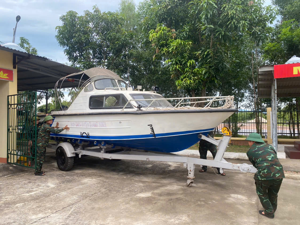Quân đội Quảng Trị dốc sức ứng phó bão số 5, đảm bảo tính mạng, tài sản nhân dân- Ảnh 7. Quân đội Quảng Trị dốc sức ứng phó bão số 5, đảm bảo tính mạng, tài sản nhân dân- Ảnh 7.