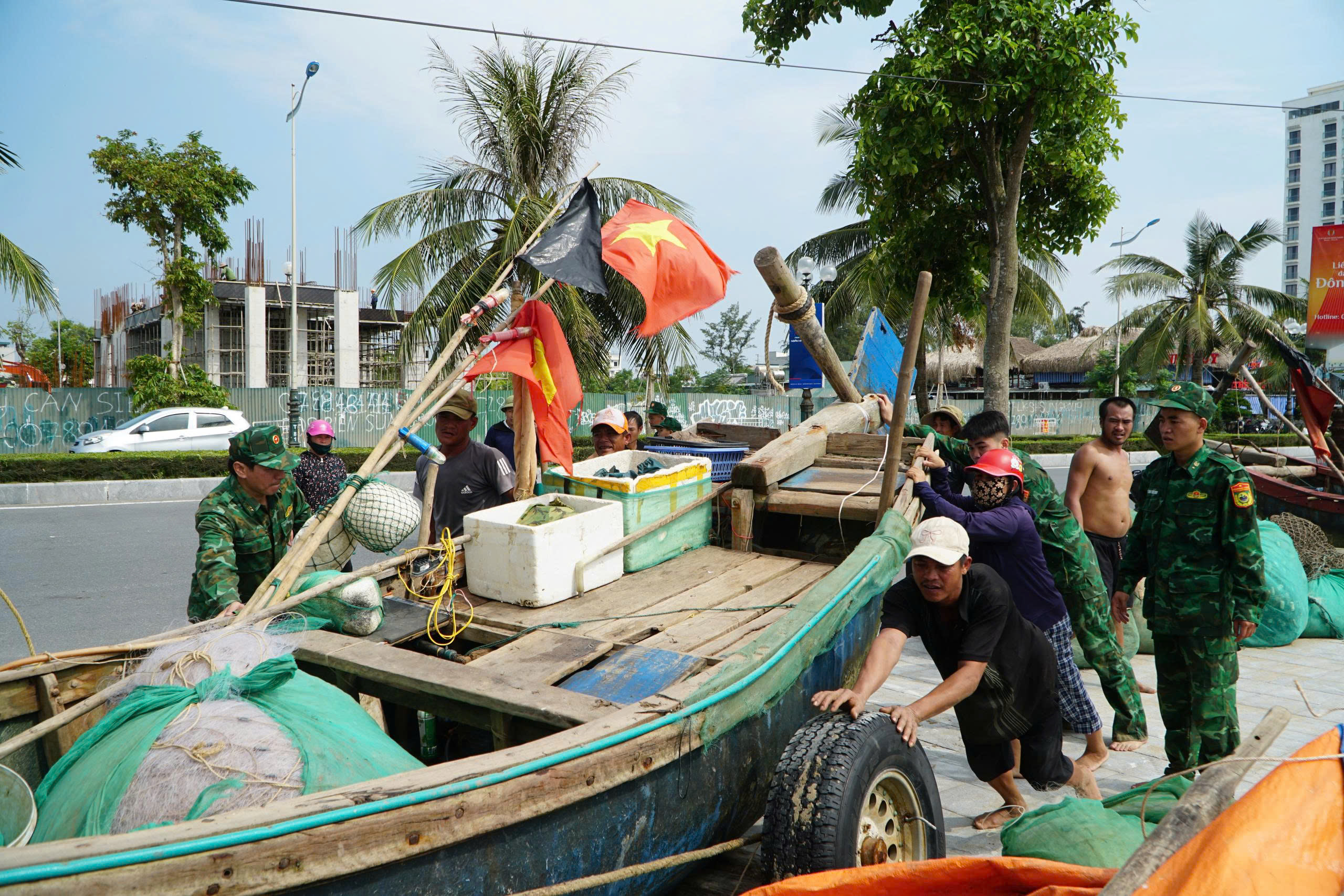 Tàu thuyền nối đuôi nhau đi tránh bão Kajiki- Ảnh 10. Tàu thuyền nối đuôi nhau đi tránh bão Kajiki- Ảnh 10.