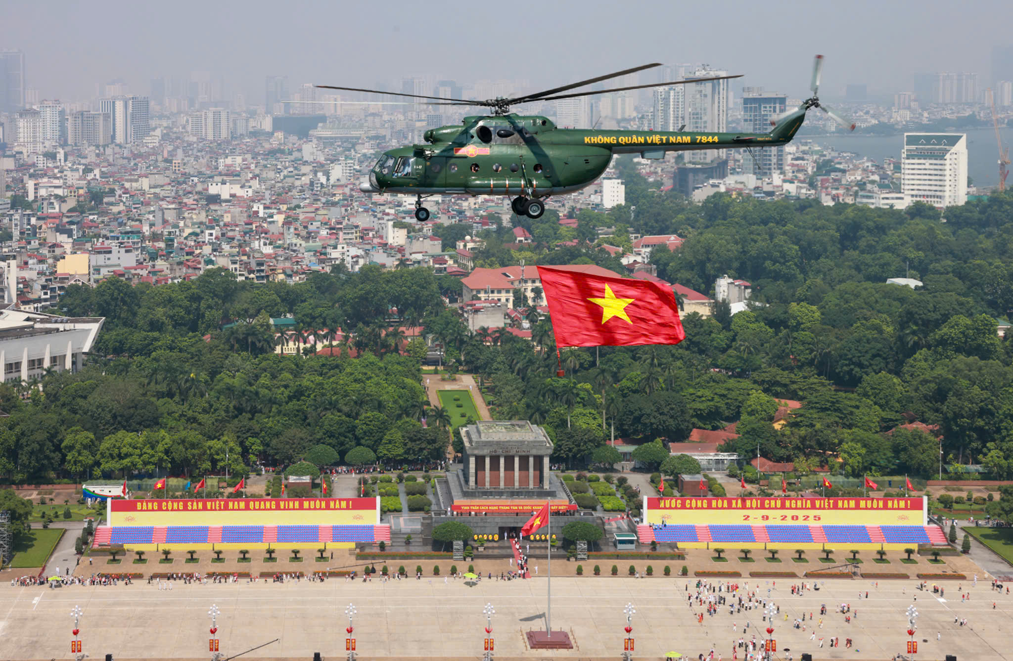 Trực thăng quân sự treo cờ bay hợp luyện diễu binh vào trung tâm Hà Nội- Ảnh 1. Trực thăng quân sự treo cờ bay hợp luyện diễu binh vào trung tâm Hà Nội- Ảnh 1.