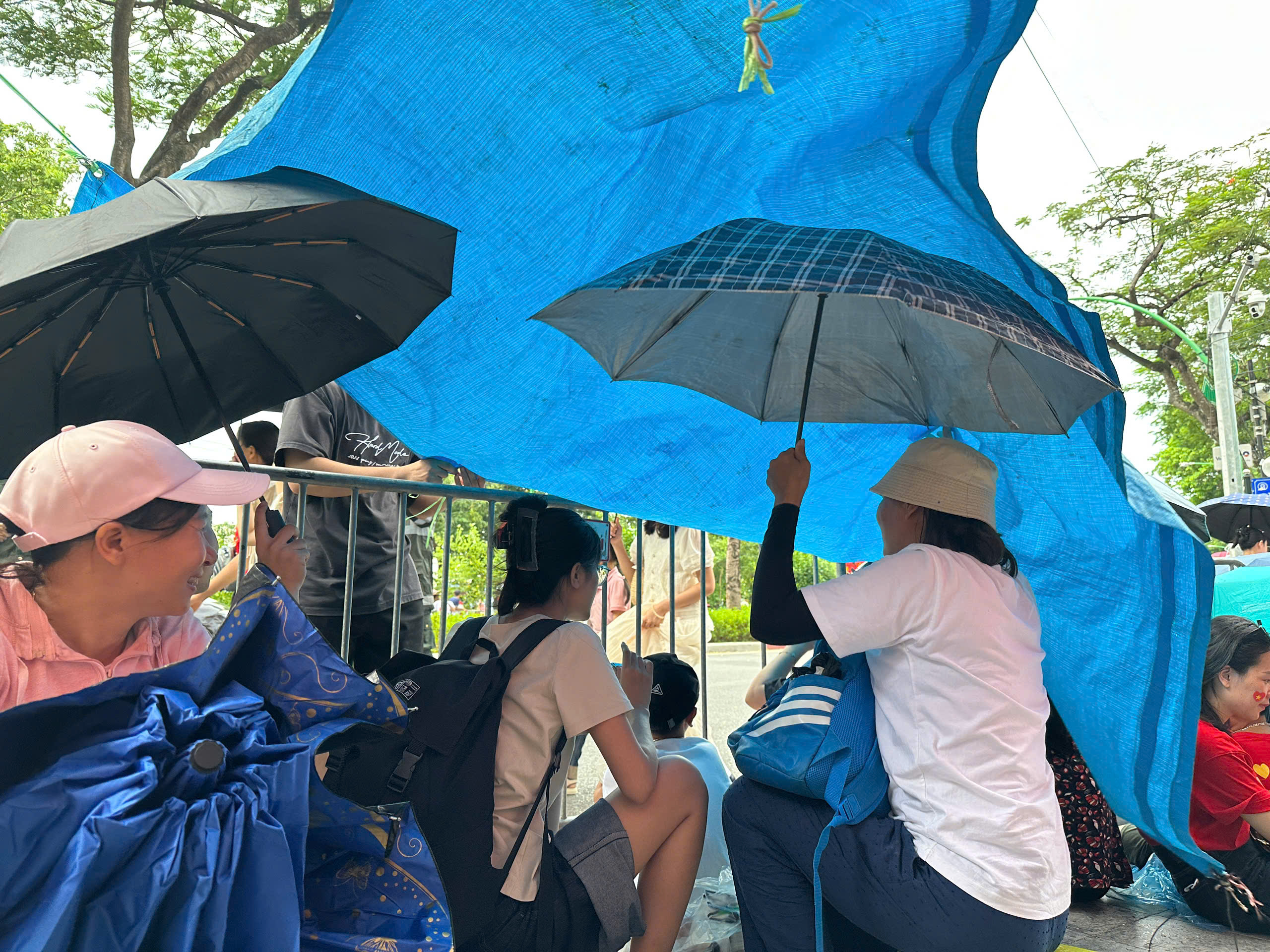 Dựng lều chờ xem tổng hợp luyện A80 giữa cơn mưa Hà Nội - Ảnh 4. Dựng lều chờ xem tổng hợp luyện A80 giữa cơn mưa Hà Nội - Ảnh 4.