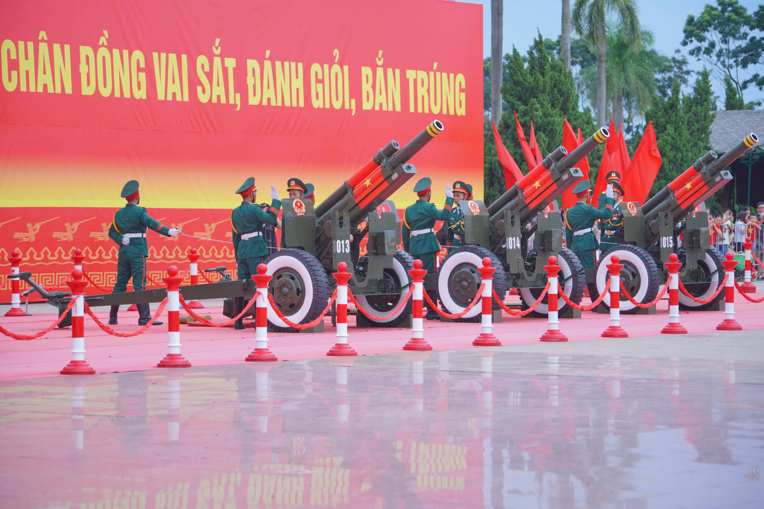 Dàn pháo lễ sẵn sàng khai hỏa, mở màn buổi tổng hợp luyện - Ảnh 1.
