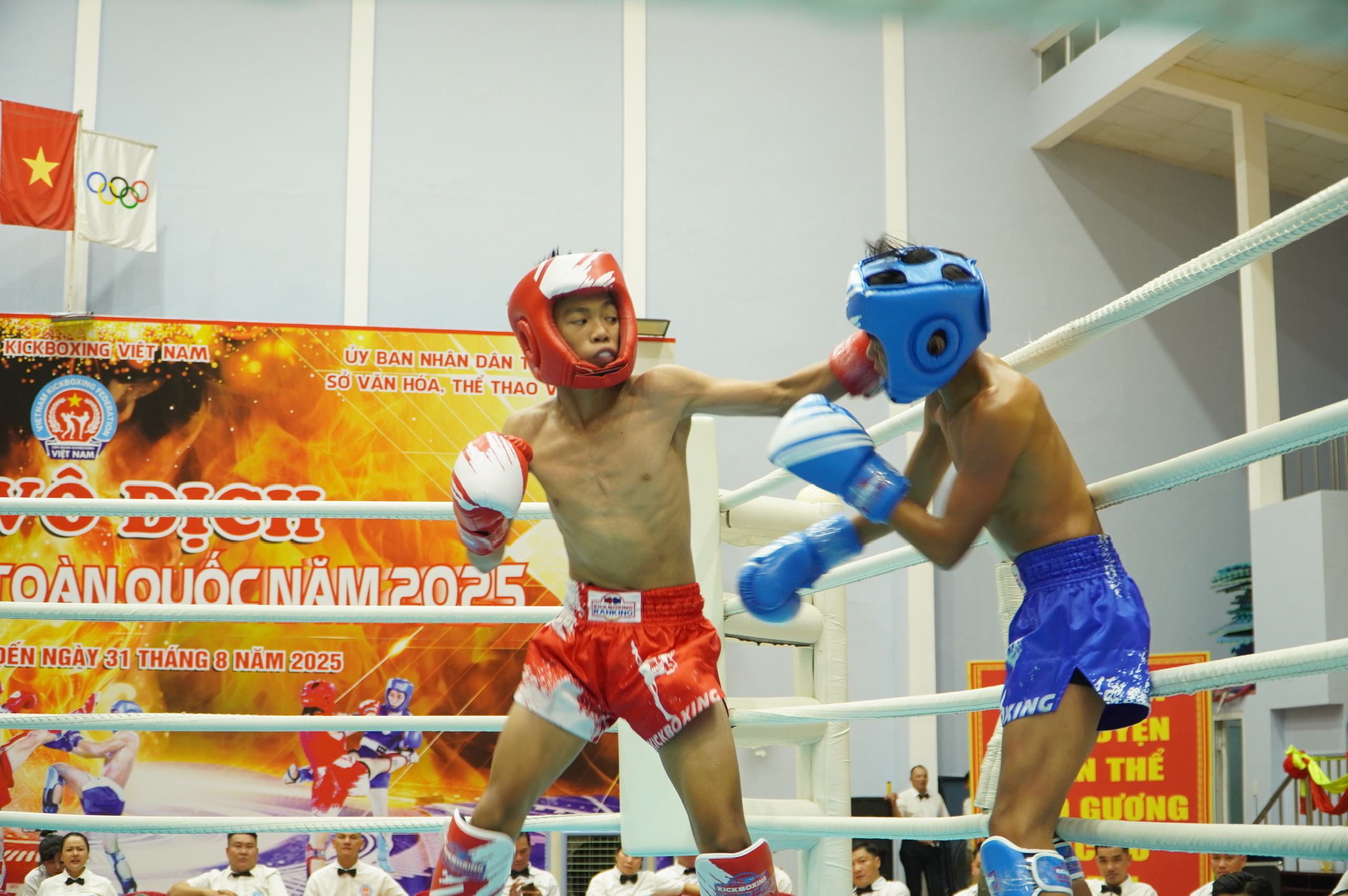 Mistrzostwa Narodowe Młodzieży w Kickboxingu 2025: Zawodnicy walczą o 60 kompletów medali - Zdjęcie 2. Giải vô địch kickboxing trẻ toàn quốc 2025: Các VĐV tranh 60 bộ huy chương- Ảnh 2.