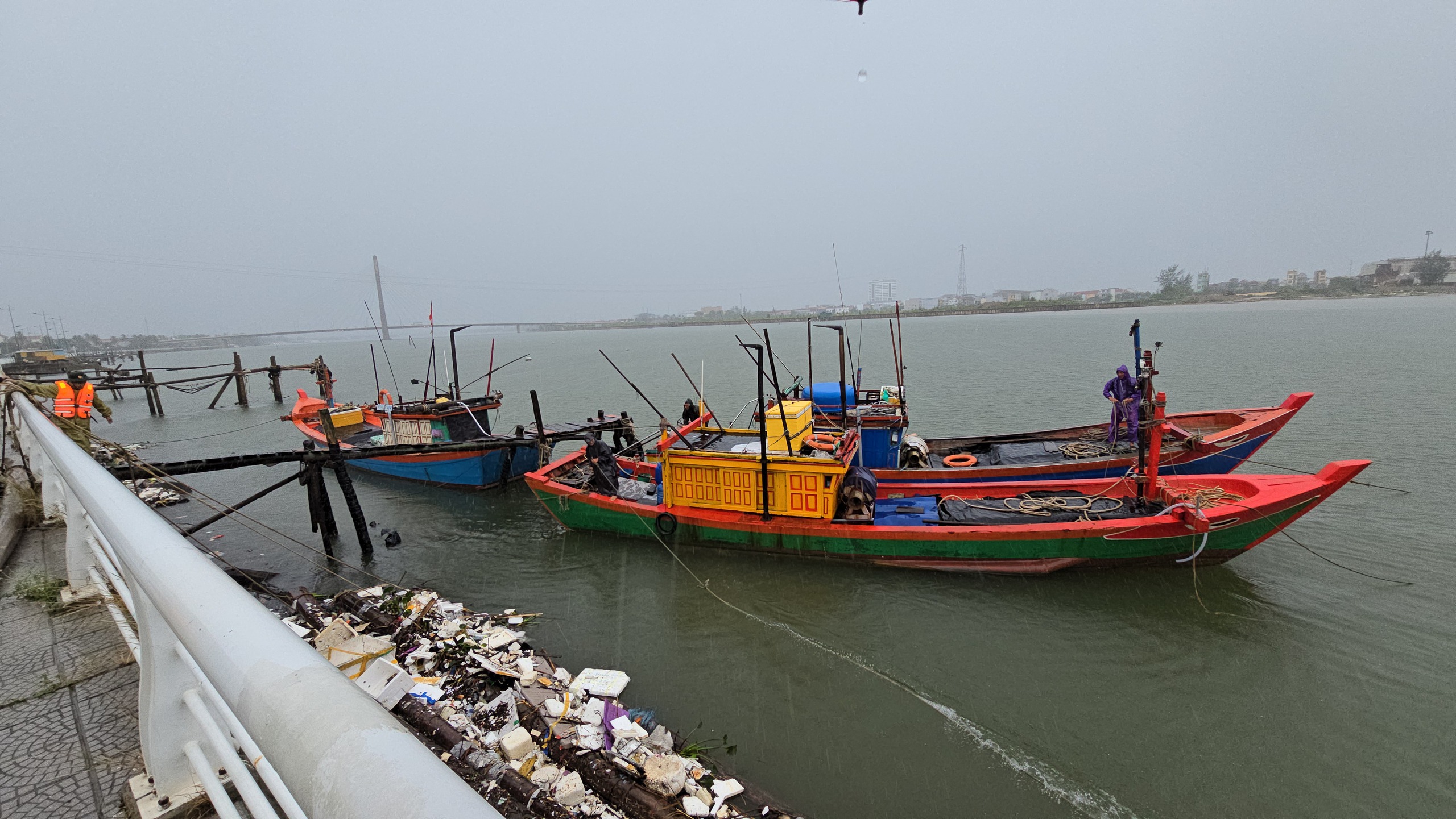 Bão số 5: Tàu rời âu thuyền trước bão, biên phòng Quảng Trị vận động quay lại- Ảnh 1. Bão số 5: Tàu rời âu thuyền trước bão, biên phòng Quảng Trị vận động quay lại- Ảnh 1.