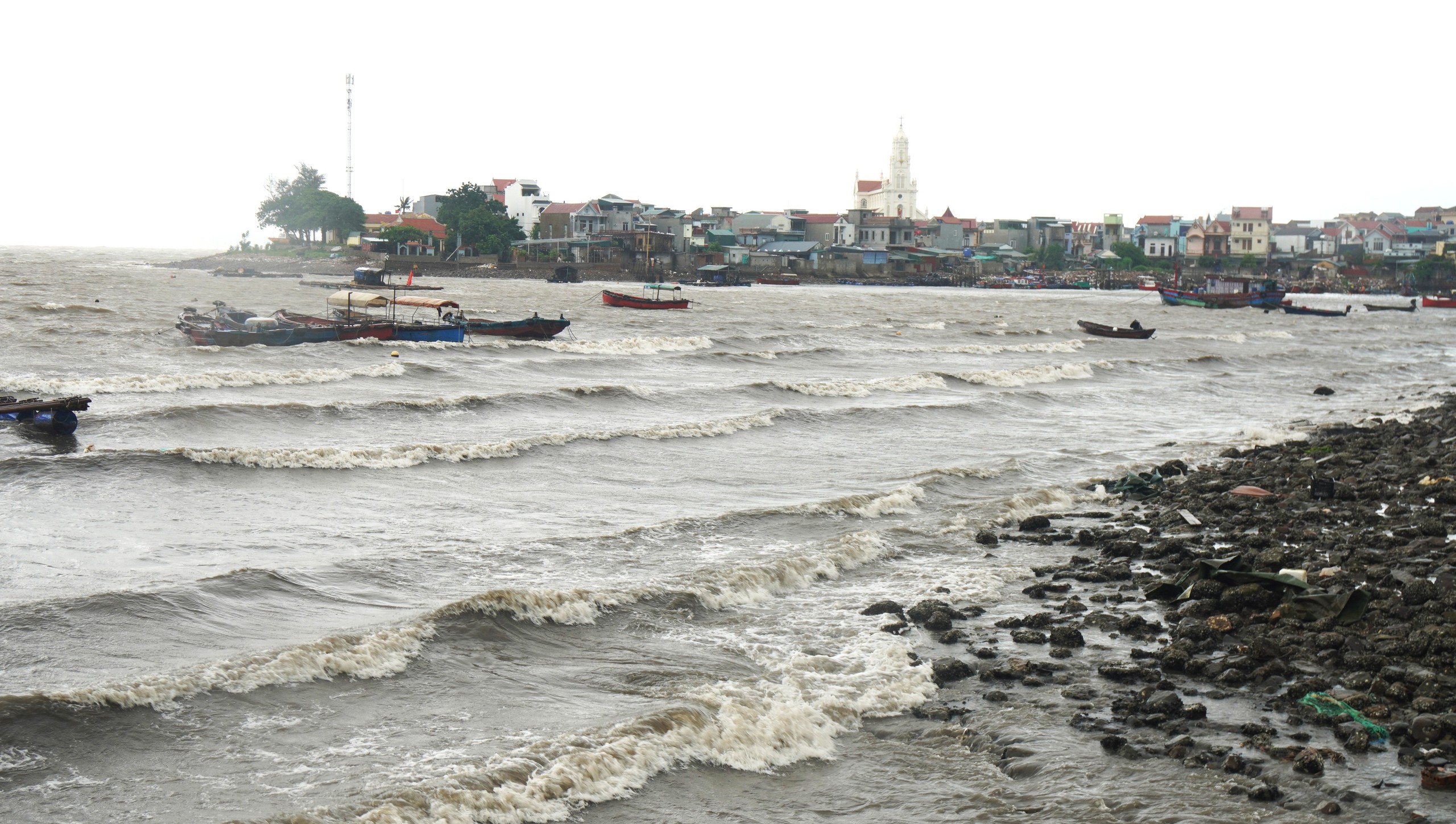 Bão số 5: Khu vực phía nam Thanh Hóa đang mưa rất to - Ảnh 2.